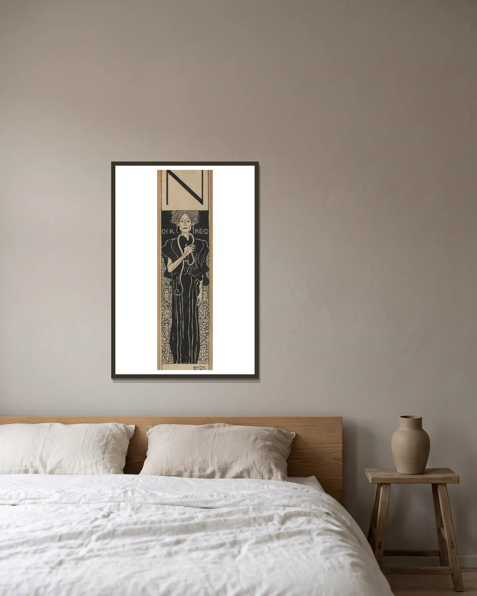 Der Neid av Gustav Klimt inramad på en vägg