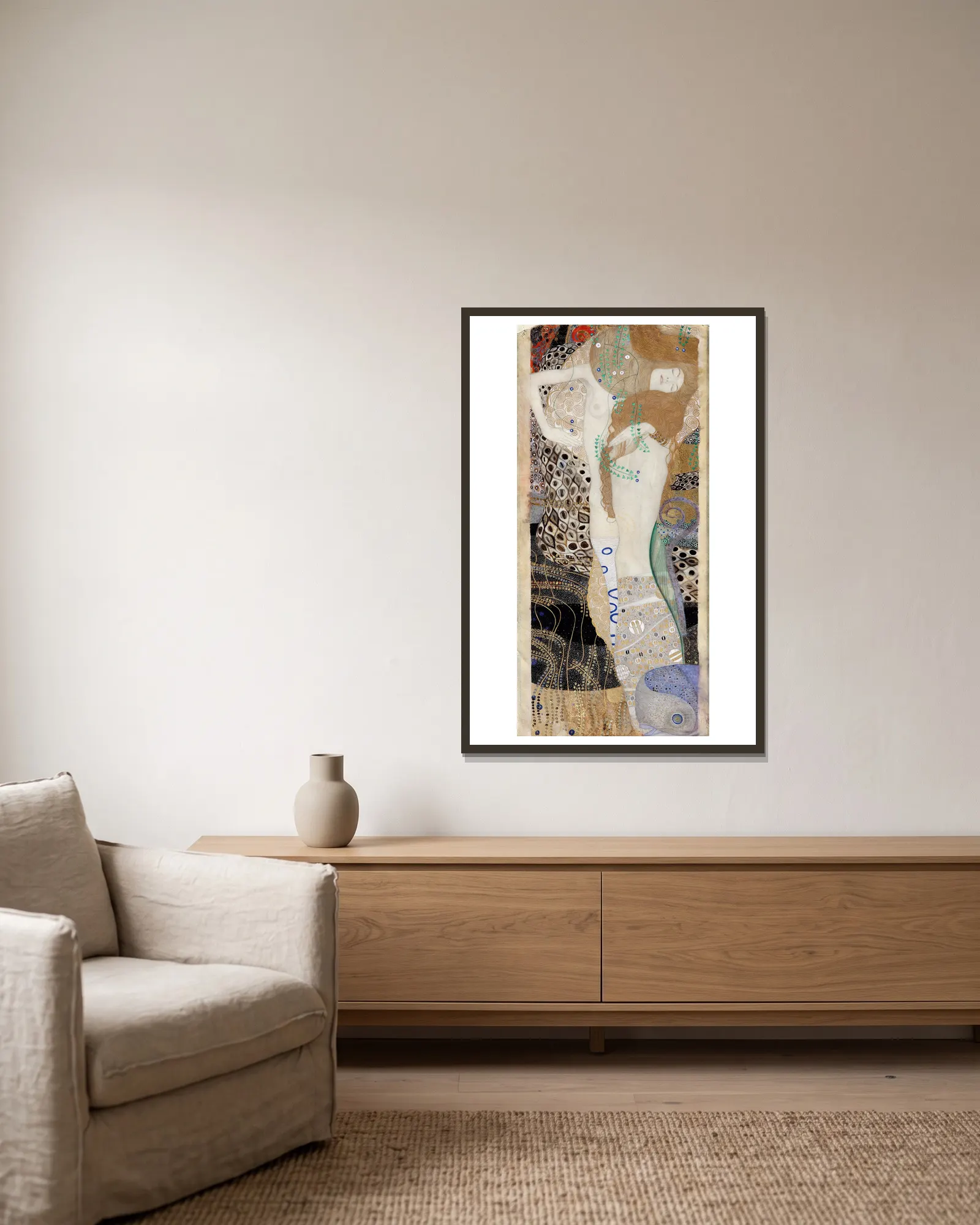 Girlfriends (water snakes I) av Gustav Klimt inramad på en vägg