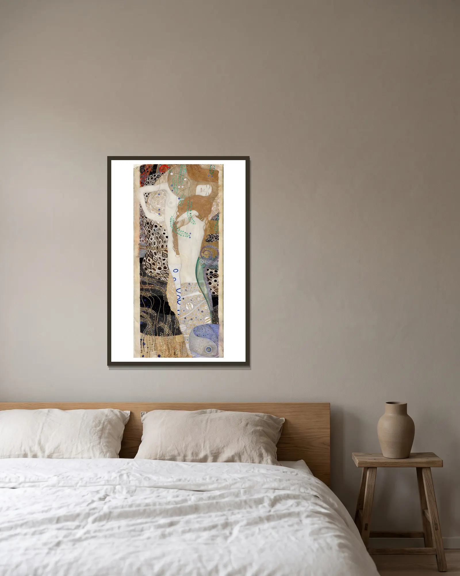 Girlfriends (water snakes I) av Gustav Klimt inramad på en vägg
