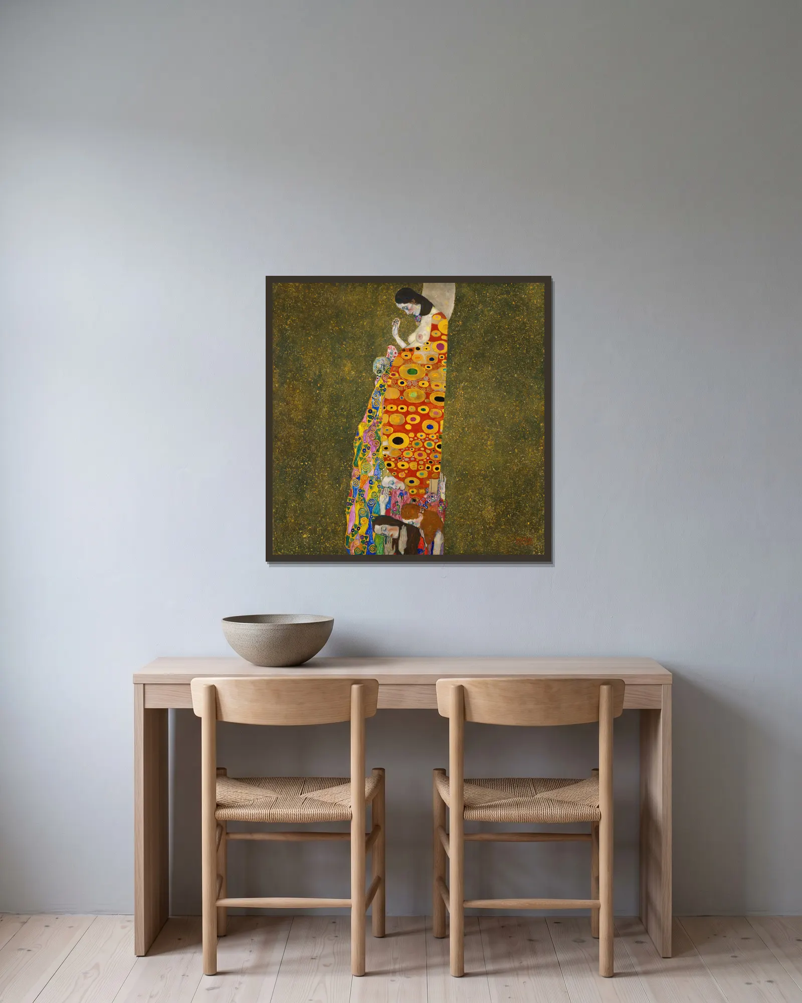 Hope, II av Gustav Klimt inramad på en vägg