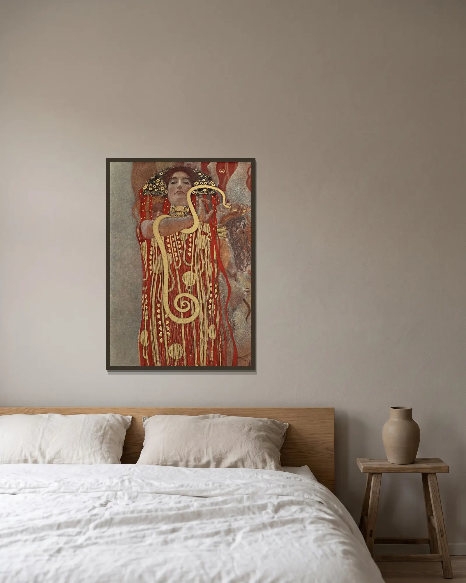 Hygieia av Gustav Klimt inramad på en vägg