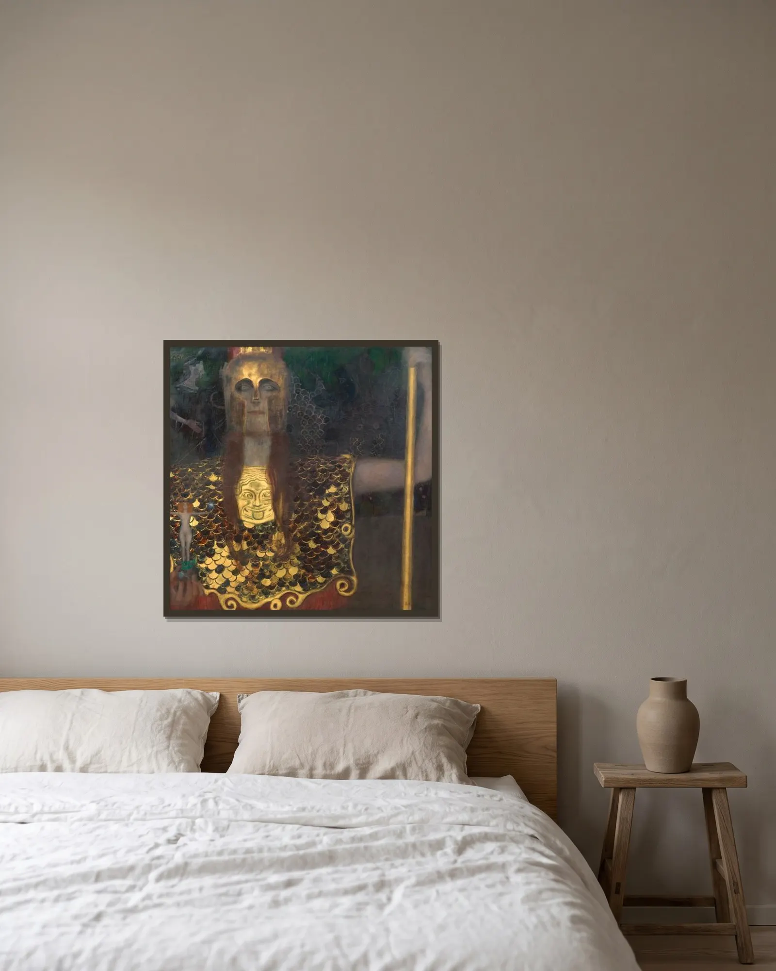 Pallas Athene av Gustav Klimt inramad på en vägg