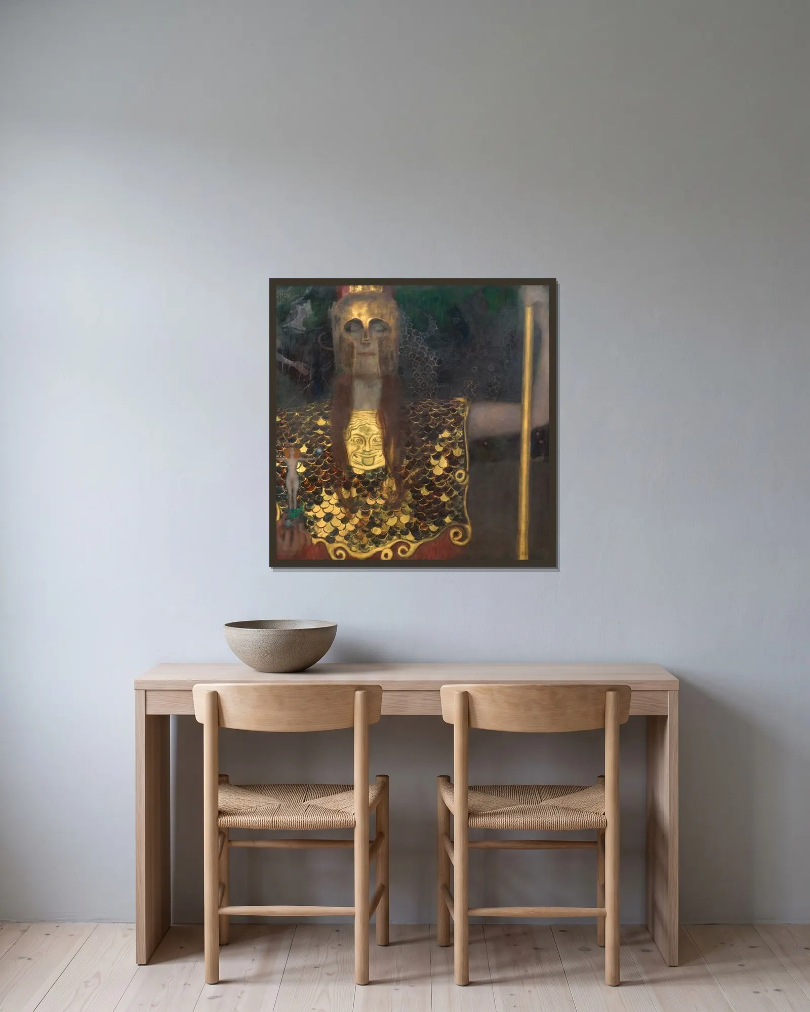 Pallas Athene av Gustav Klimt inramad på en vägg