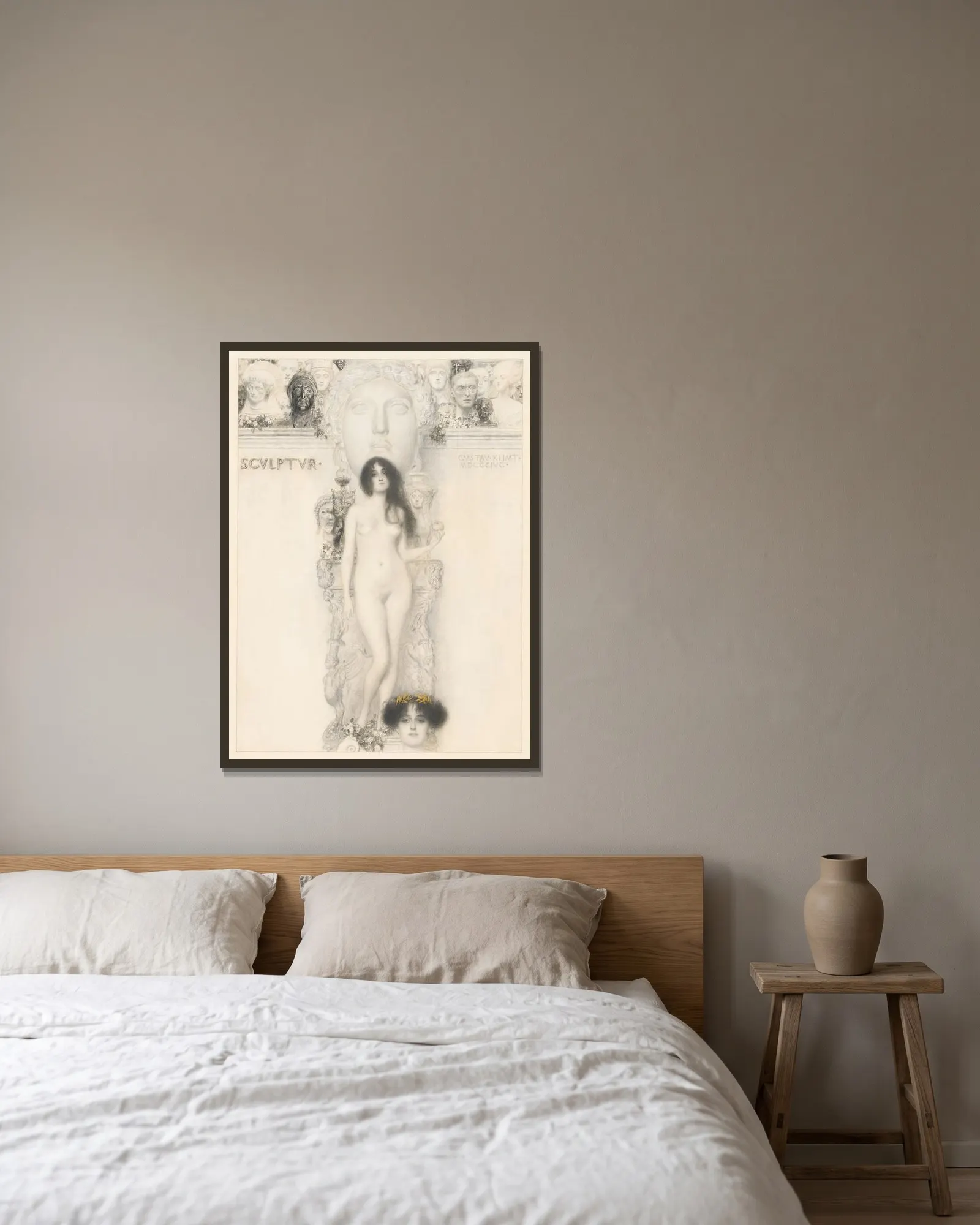 Sculptur av Gustav Klimt inramad på en vägg
