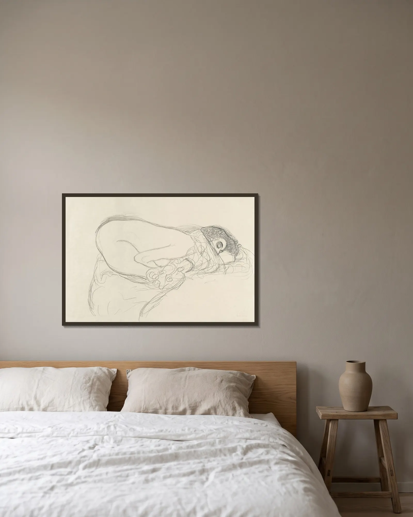 Semi-Nude leaning forward (Preparatory Work for the Painting Leda) av Gustav Klimt inramad på en vägg
