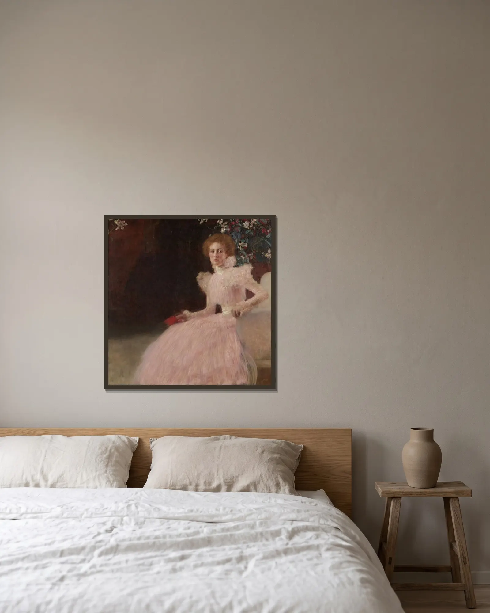 Sonja Knips av Gustav Klimt inramad på en vägg