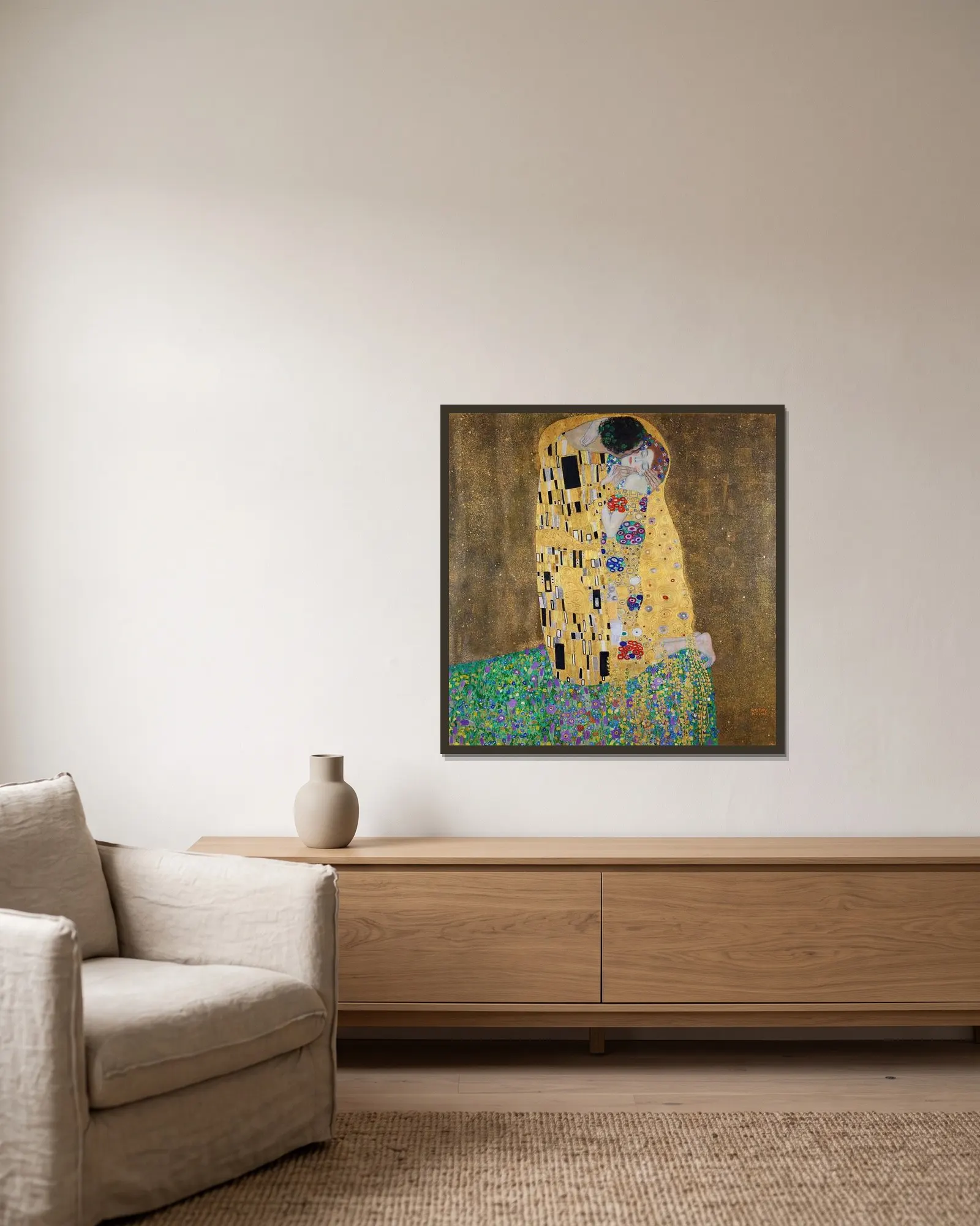 Kyssen av Gustav Klimt inramad på en vägg