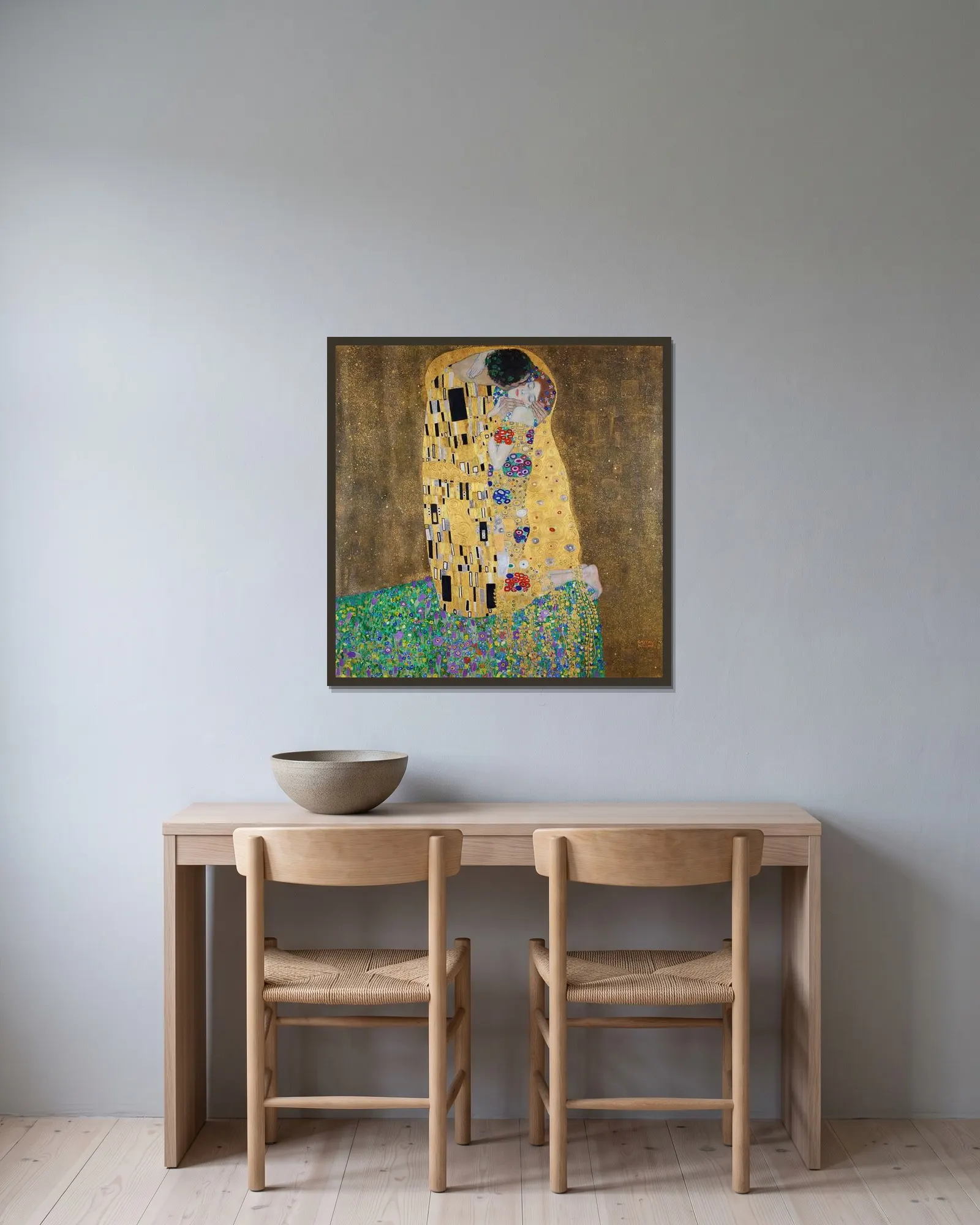 Kyssen av Gustav Klimt inramad på en vägg