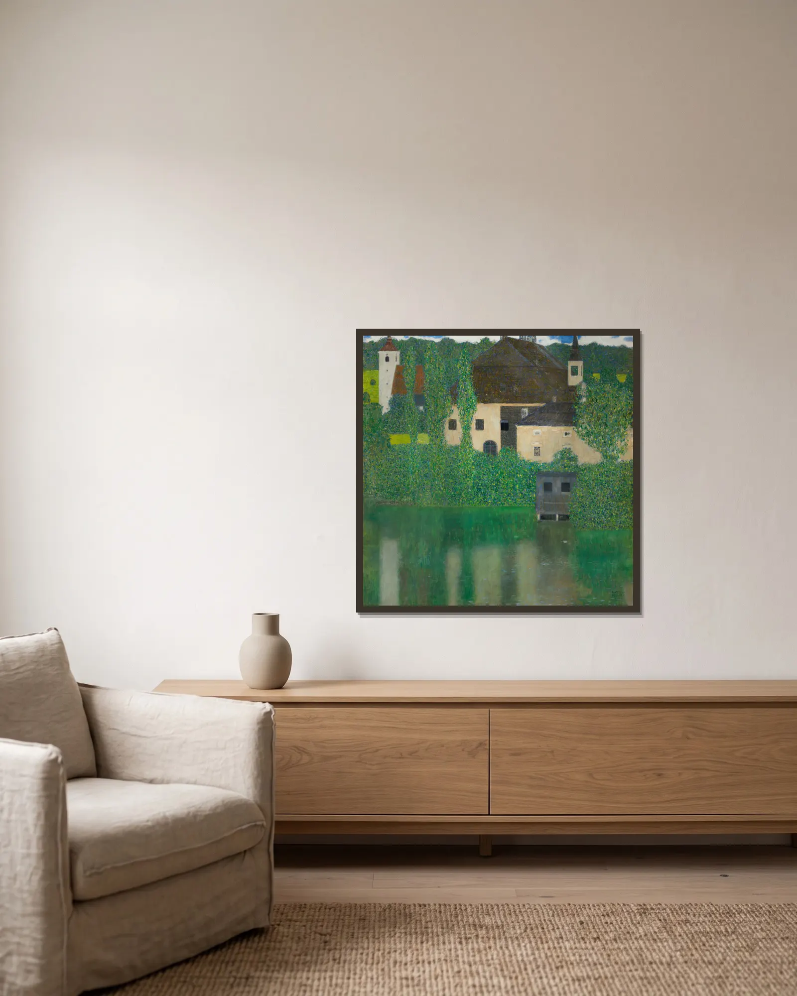 Water Castle av Gustav Klimt inramad på en vägg