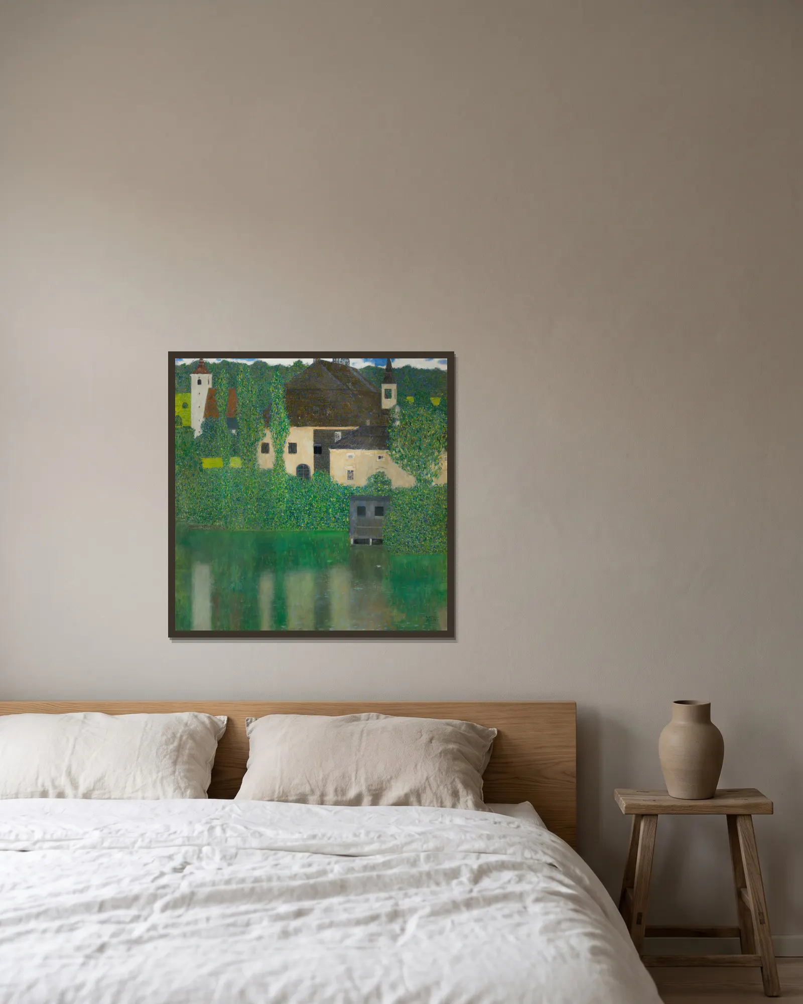 Water Castle av Gustav Klimt inramad på en vägg