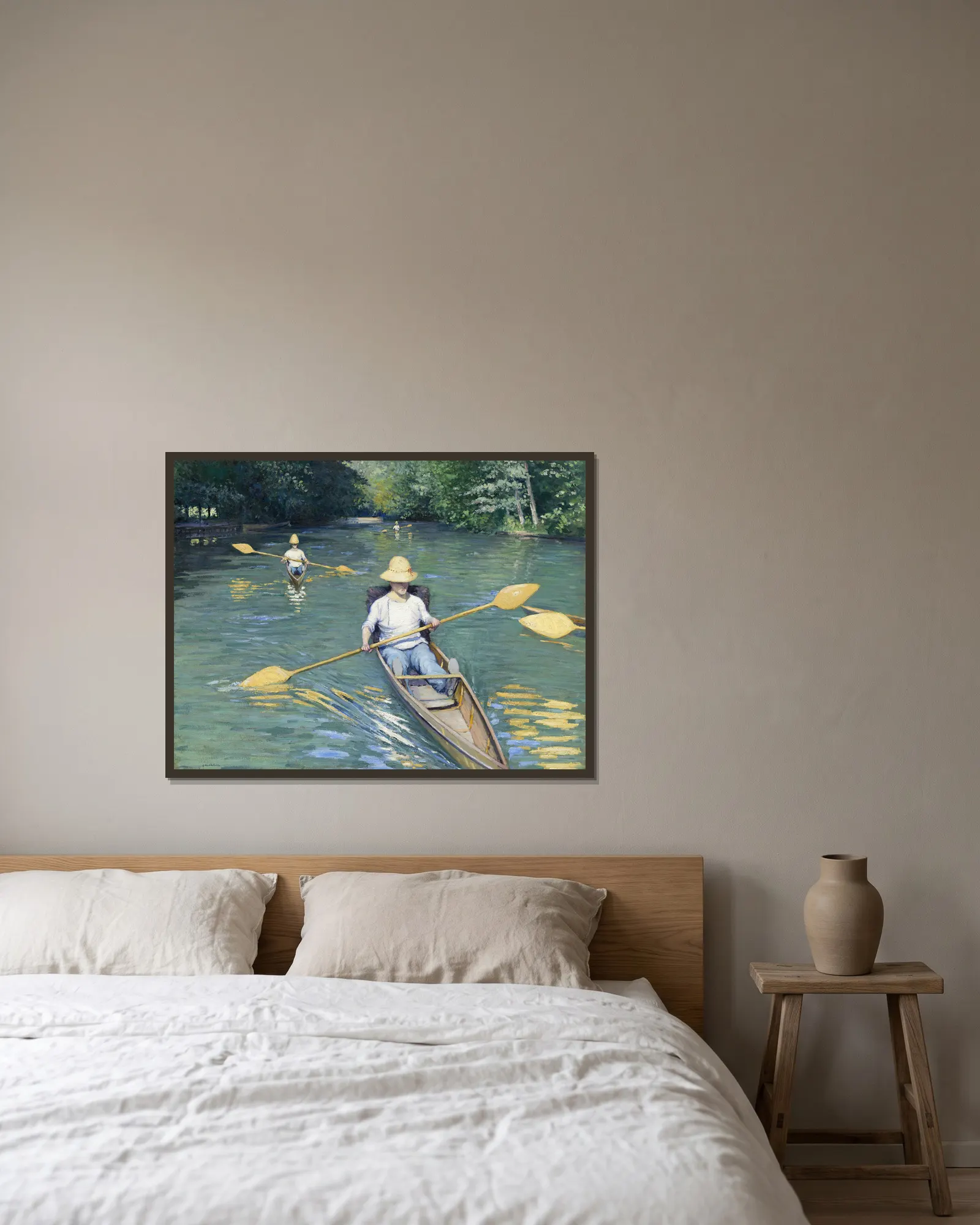Skiffs av Gustave Caillebotte inramad på en vägg
