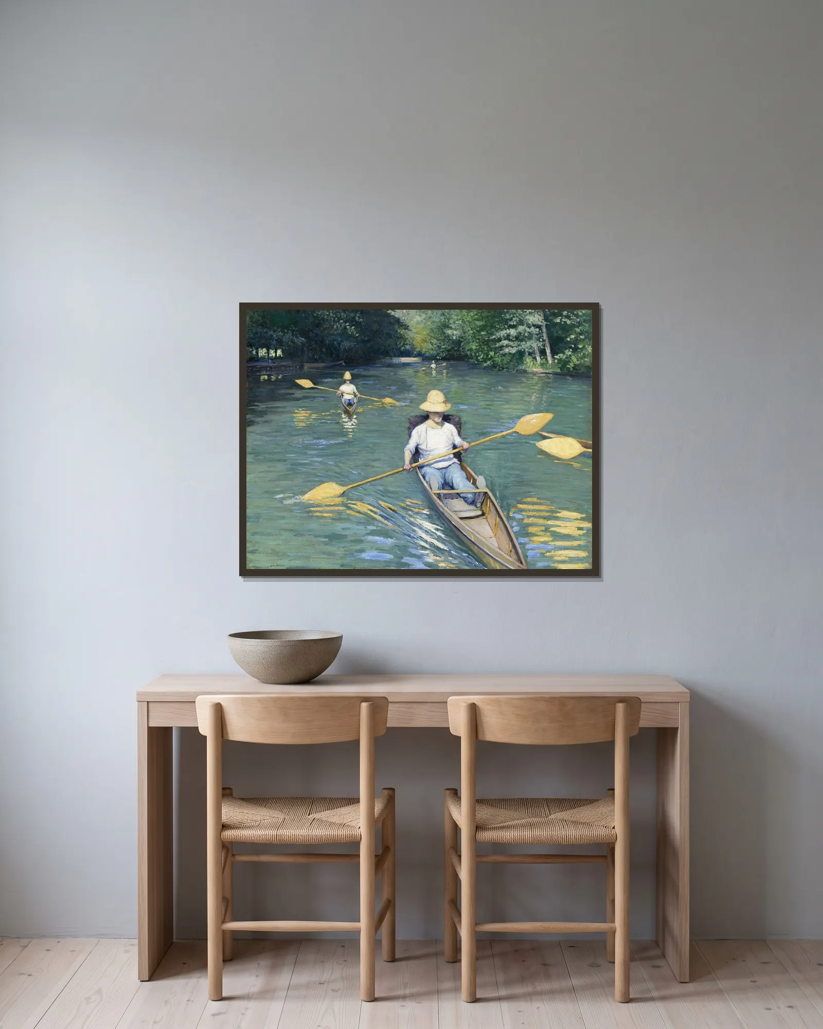Skiffs av Gustave Caillebotte inramad på en vägg