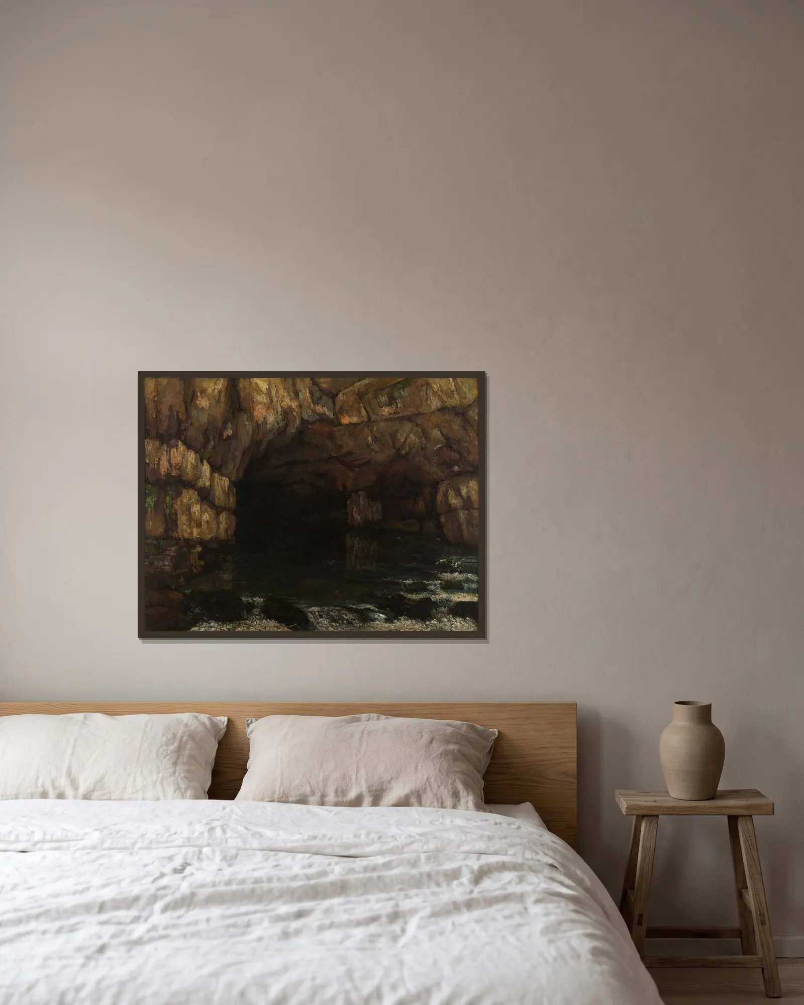 La source de la Loue (The Source of the Loue) av Gustave Courbet inramad på en vägg