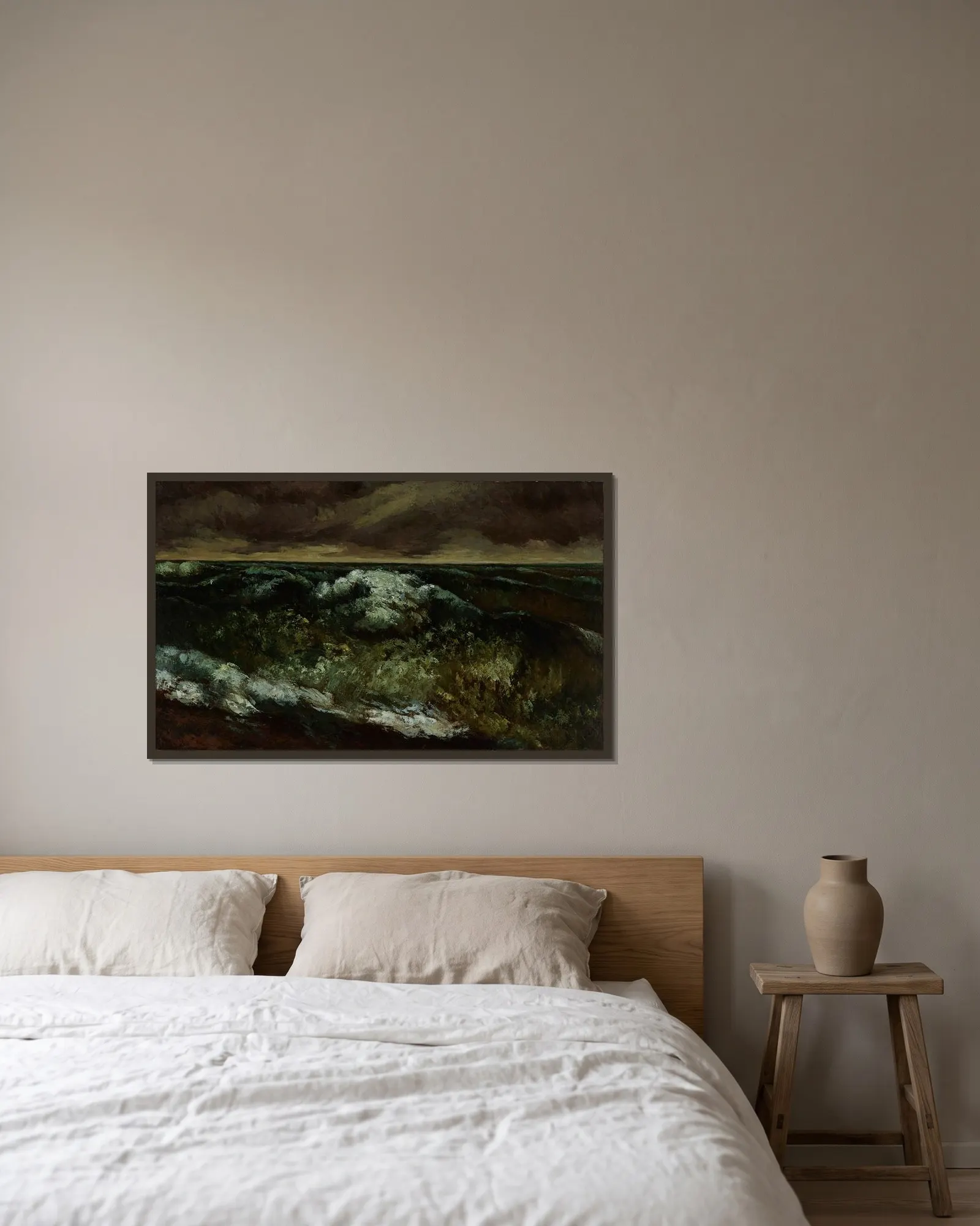 The Wave – nr 1 av Gustave Courbet inramad på en vägg
