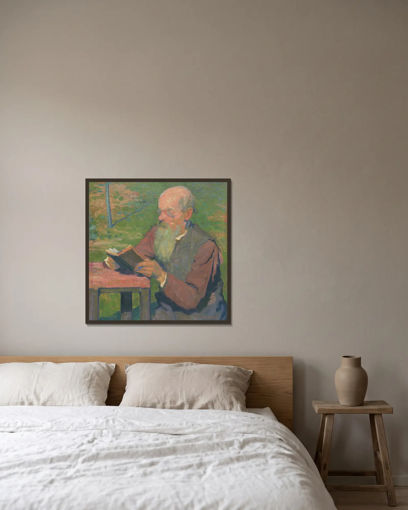 A reading old man av Elemír Halász-Hradil inramad på en vägg