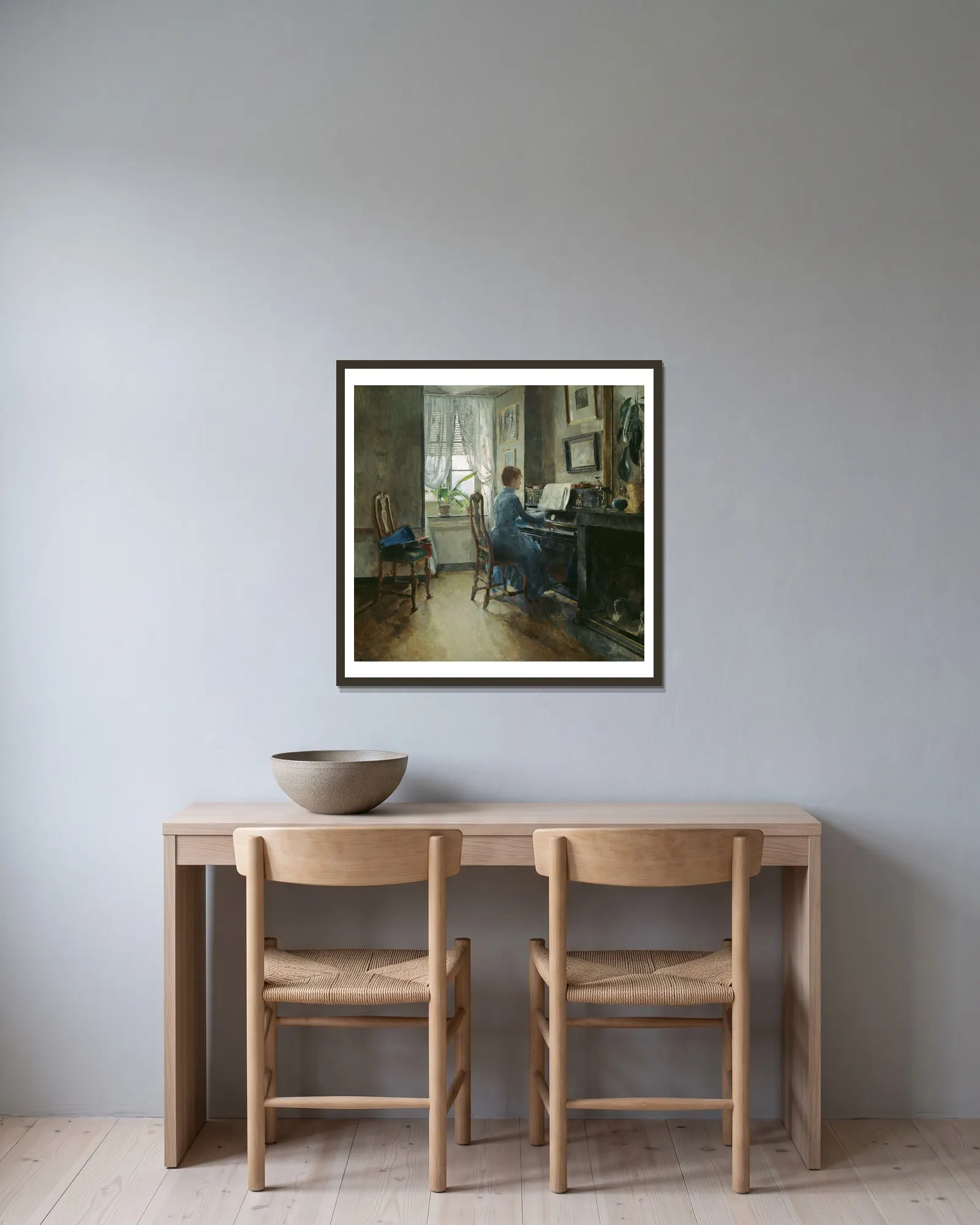 Chez moi av Harriet Backer inramad på en vägg