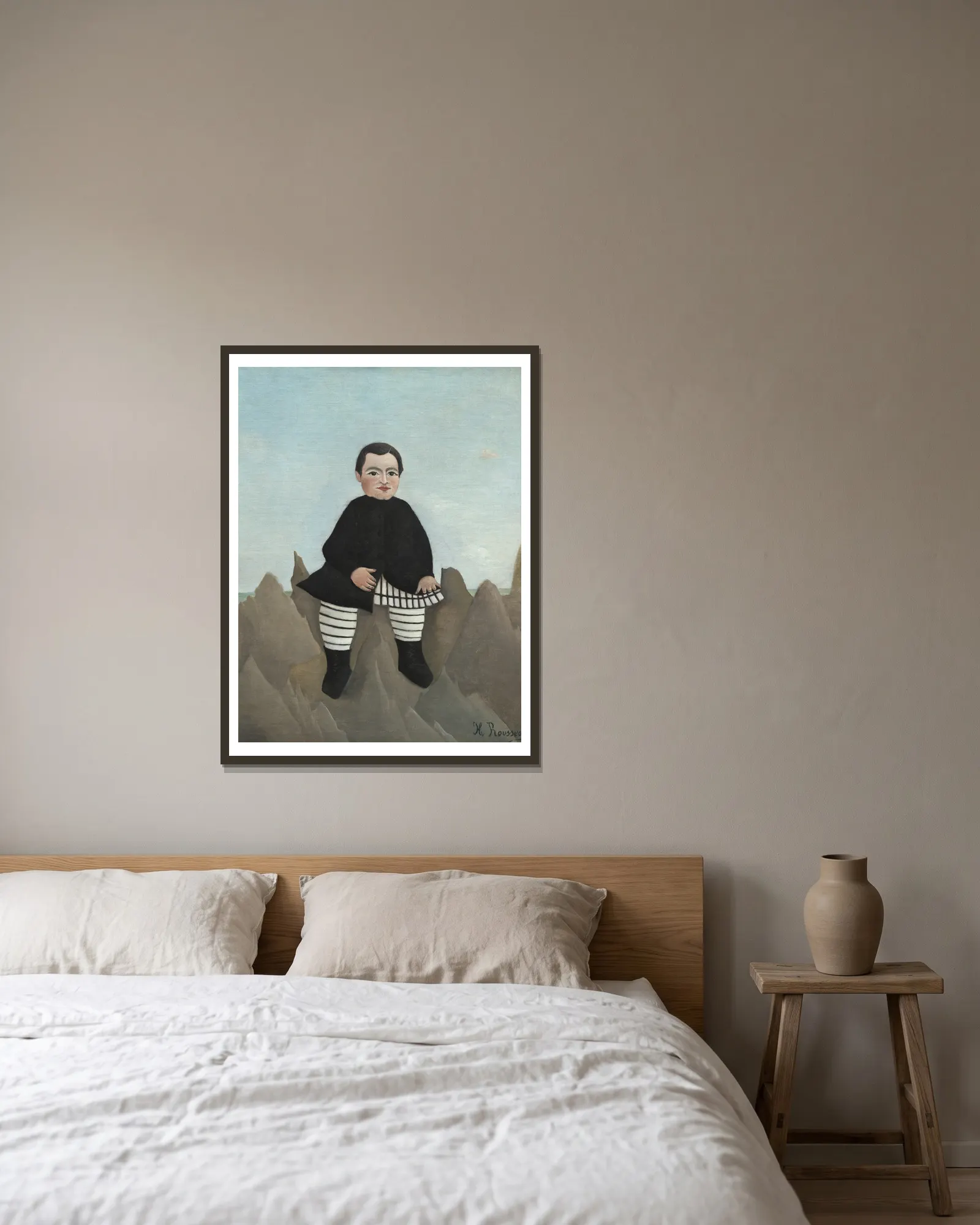 Boy on the Rocks av Henri Rousseau inramad på en vägg