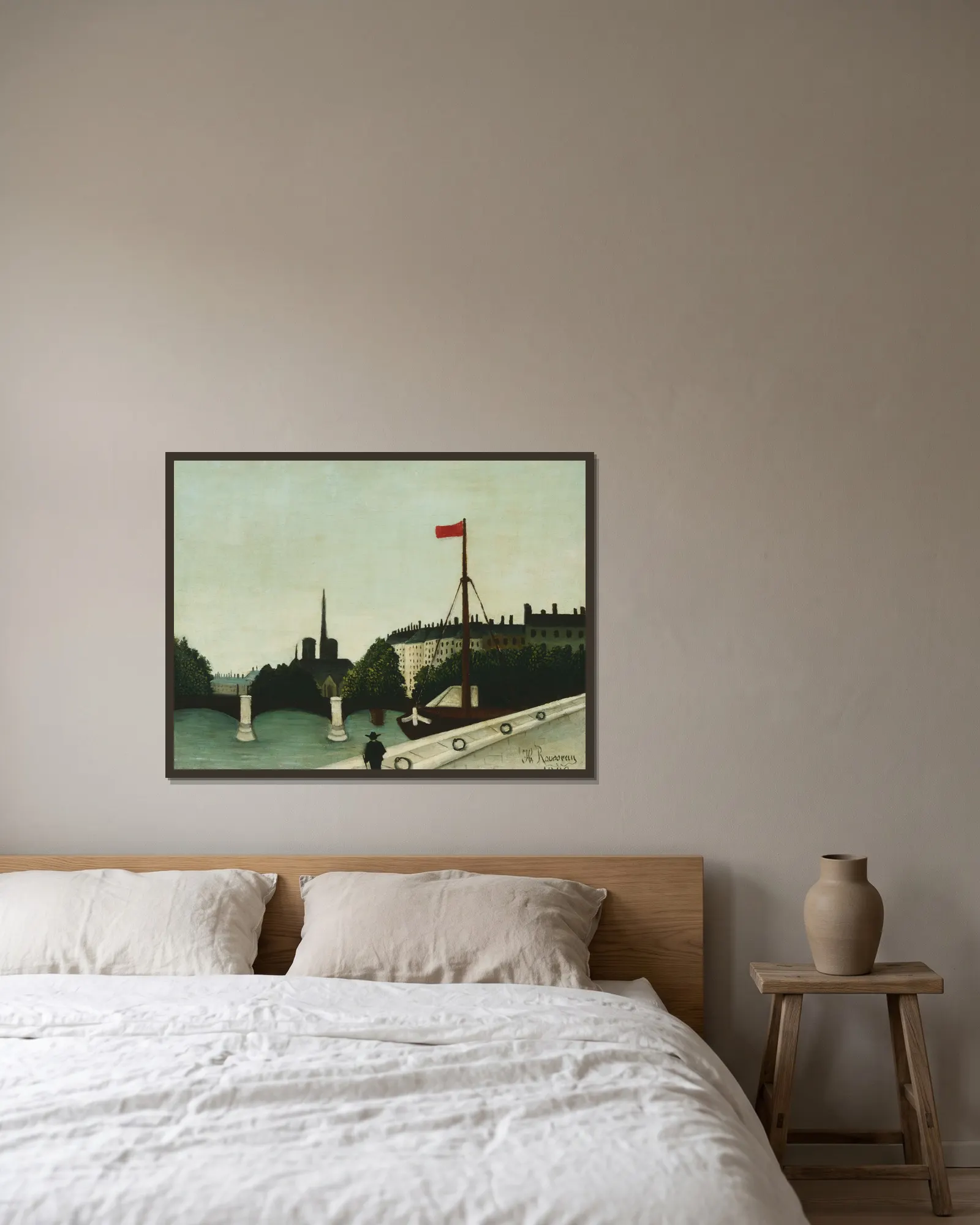 Notre Dame av Henri Rousseau inramad på en vägg