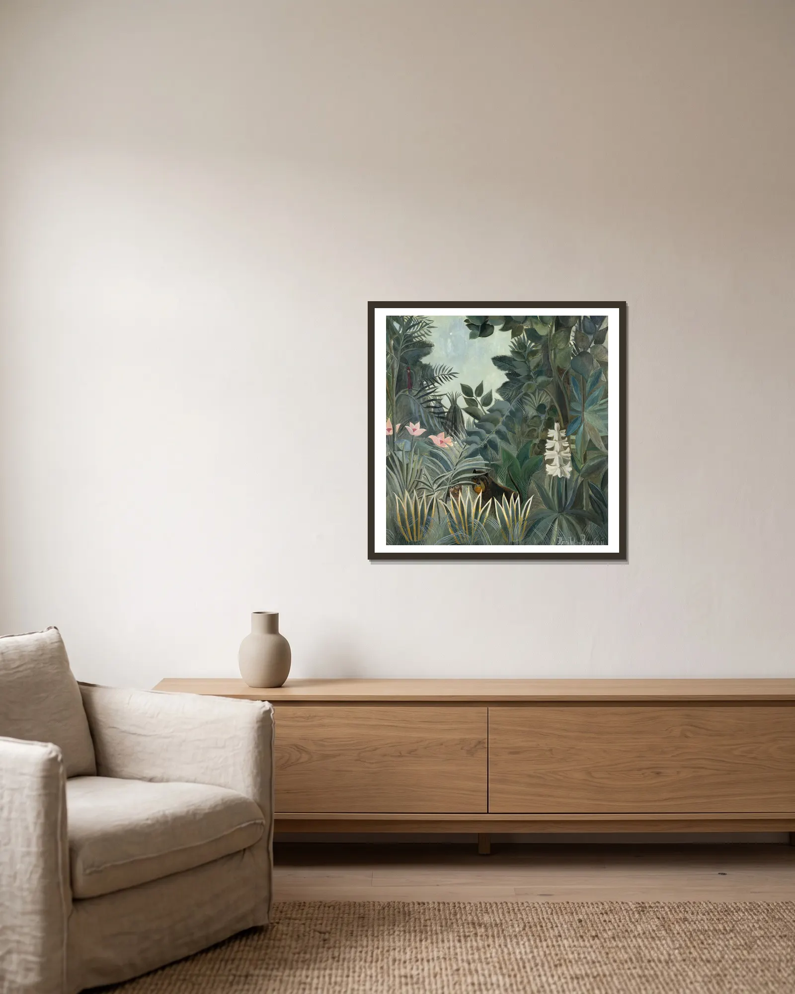 The Equatorial Jungle av Henri Rousseau inramad på en vägg