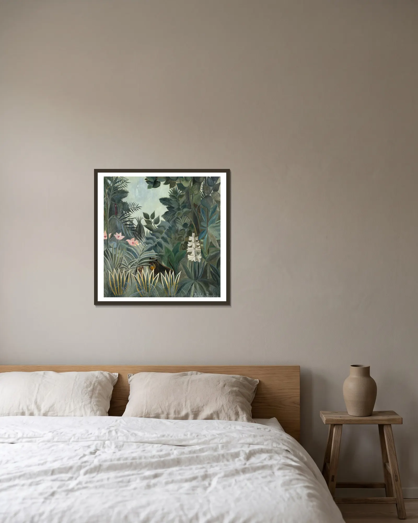 The Equatorial Jungle av Henri Rousseau inramad på en vägg