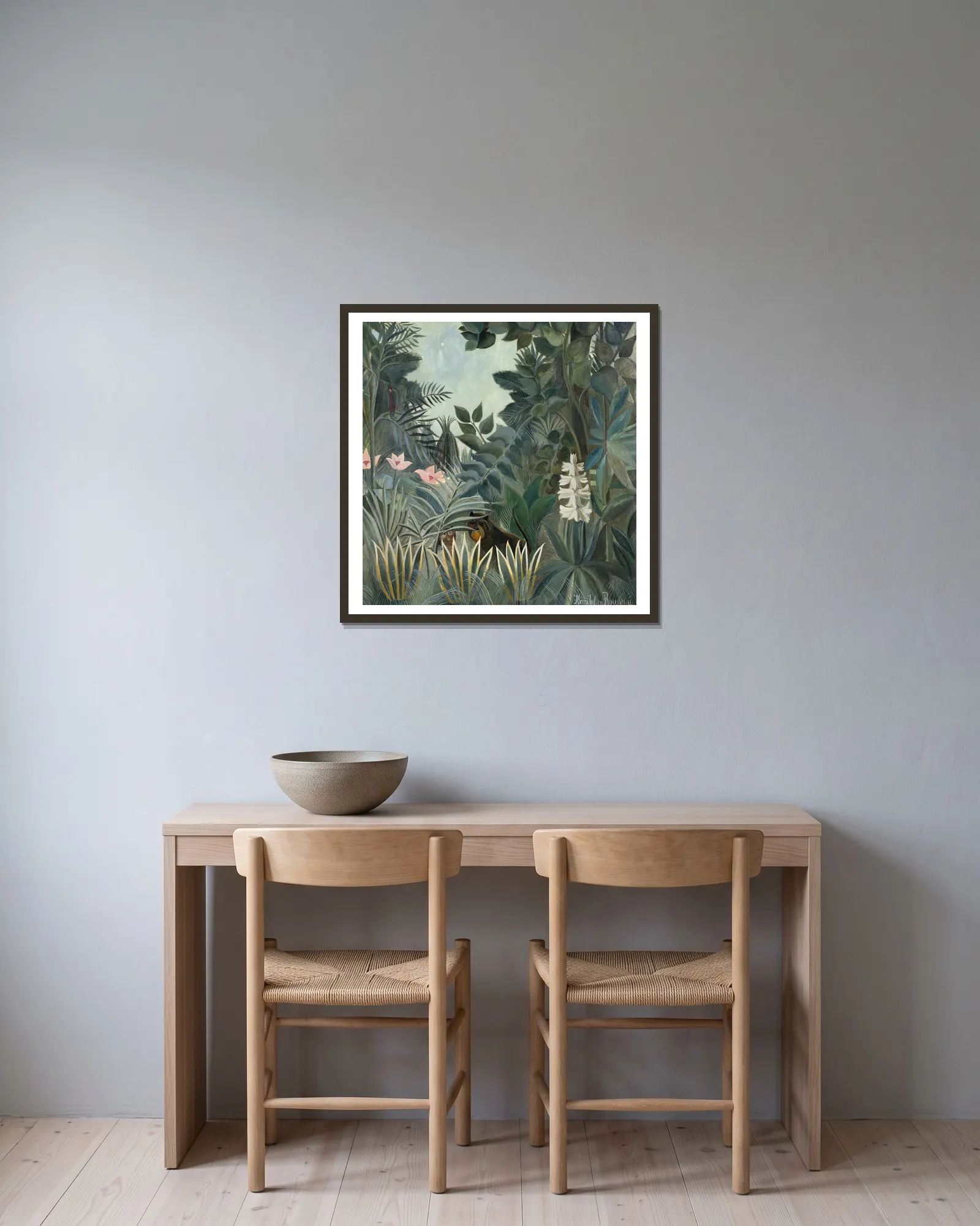 The Equatorial Jungle av Henri Rousseau inramad på en vägg