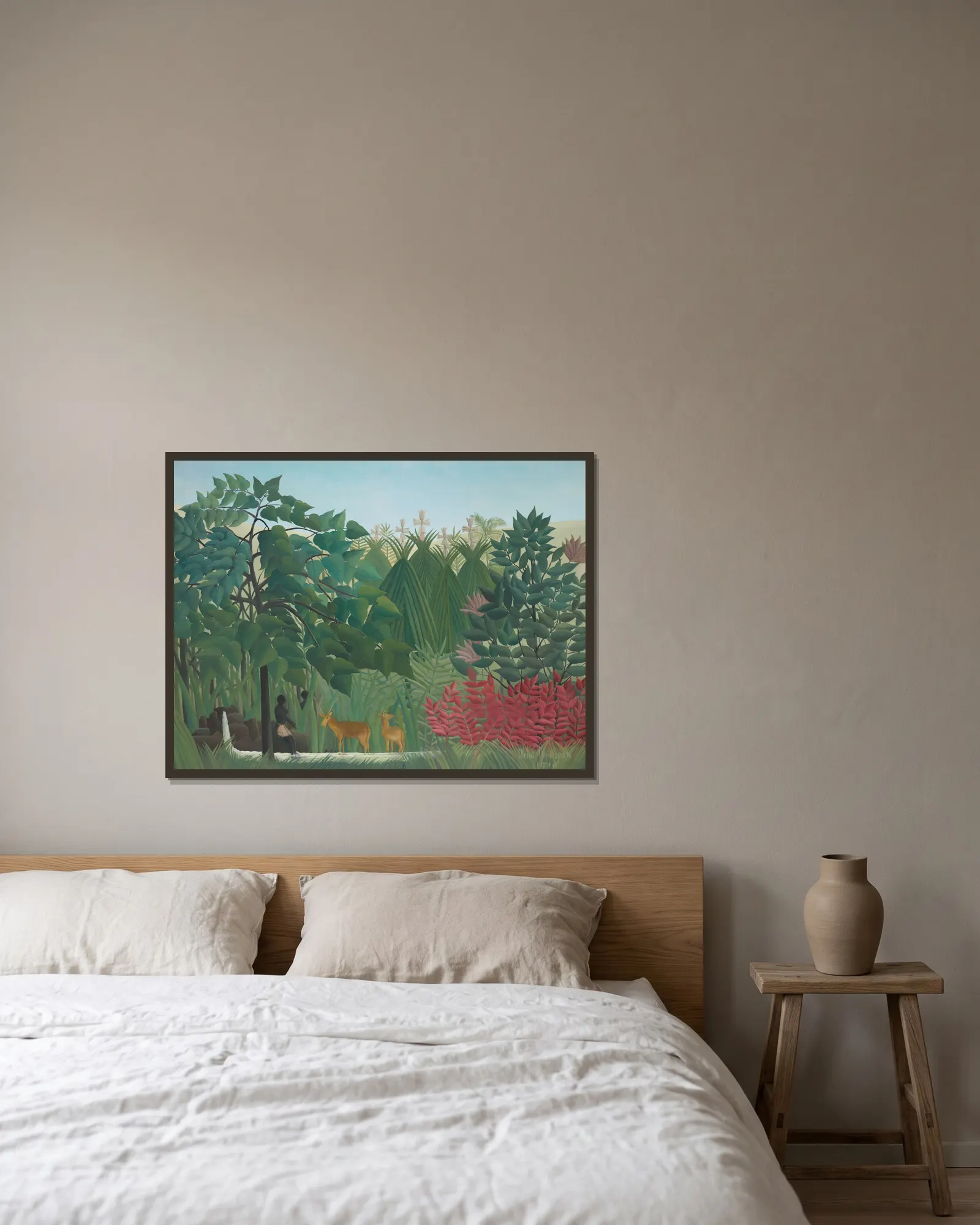 The Waterfall av Henri Rousseau inramad på en vägg