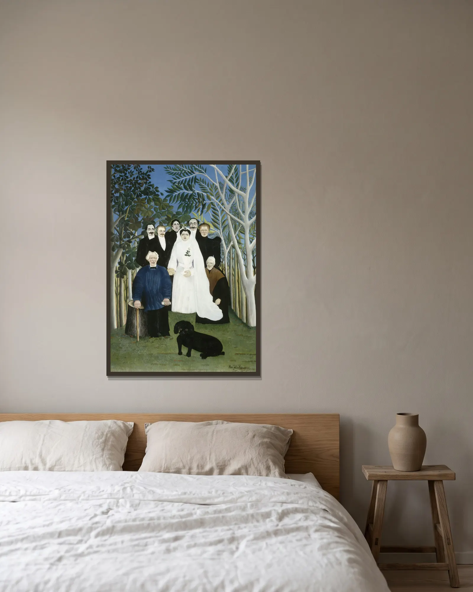 The Wedding Party av Henri Rousseau inramad på en vägg