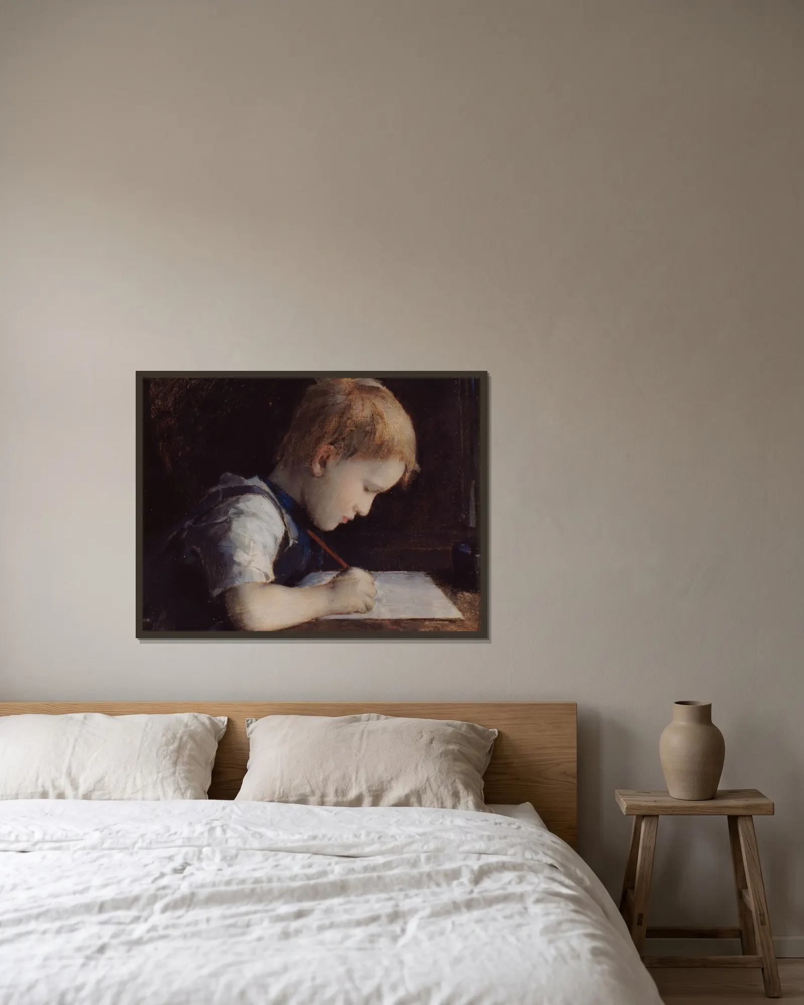 Le petit écriveur av Jean-Jacques Henner inramad på en vägg