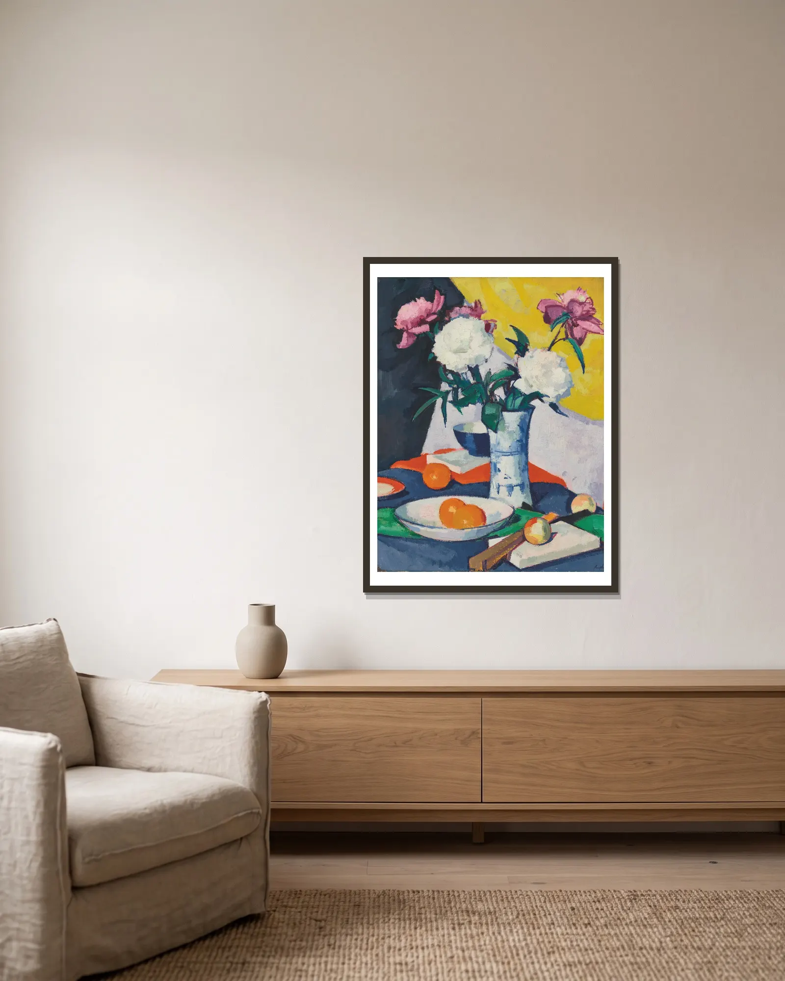 Flowers and Fruit av Samuel John Peploe inramad på en vägg