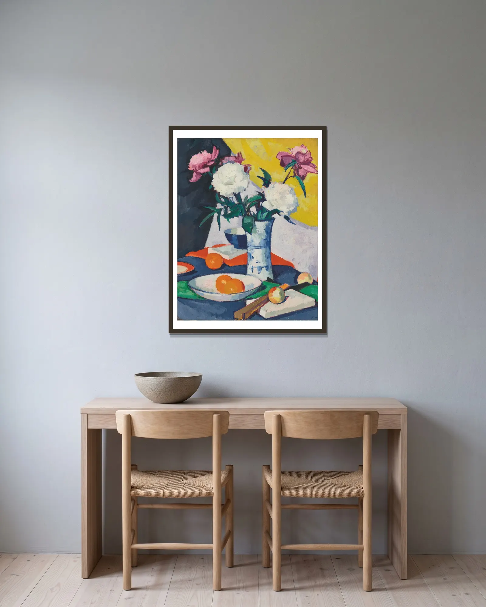 Flowers and Fruit av Samuel John Peploe inramad på en vägg
