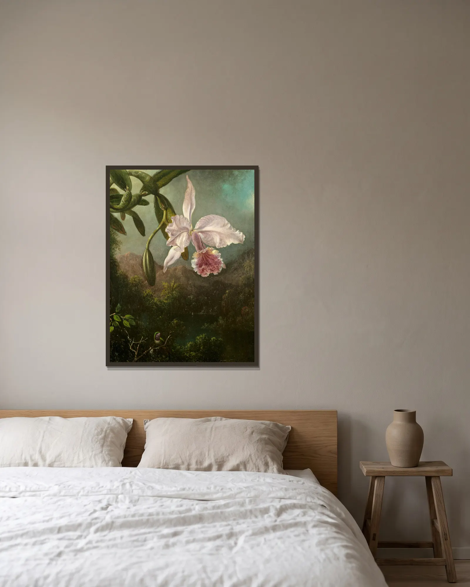 Orchid Blossoms av Martin Johnson Heade inramad på en vägg
