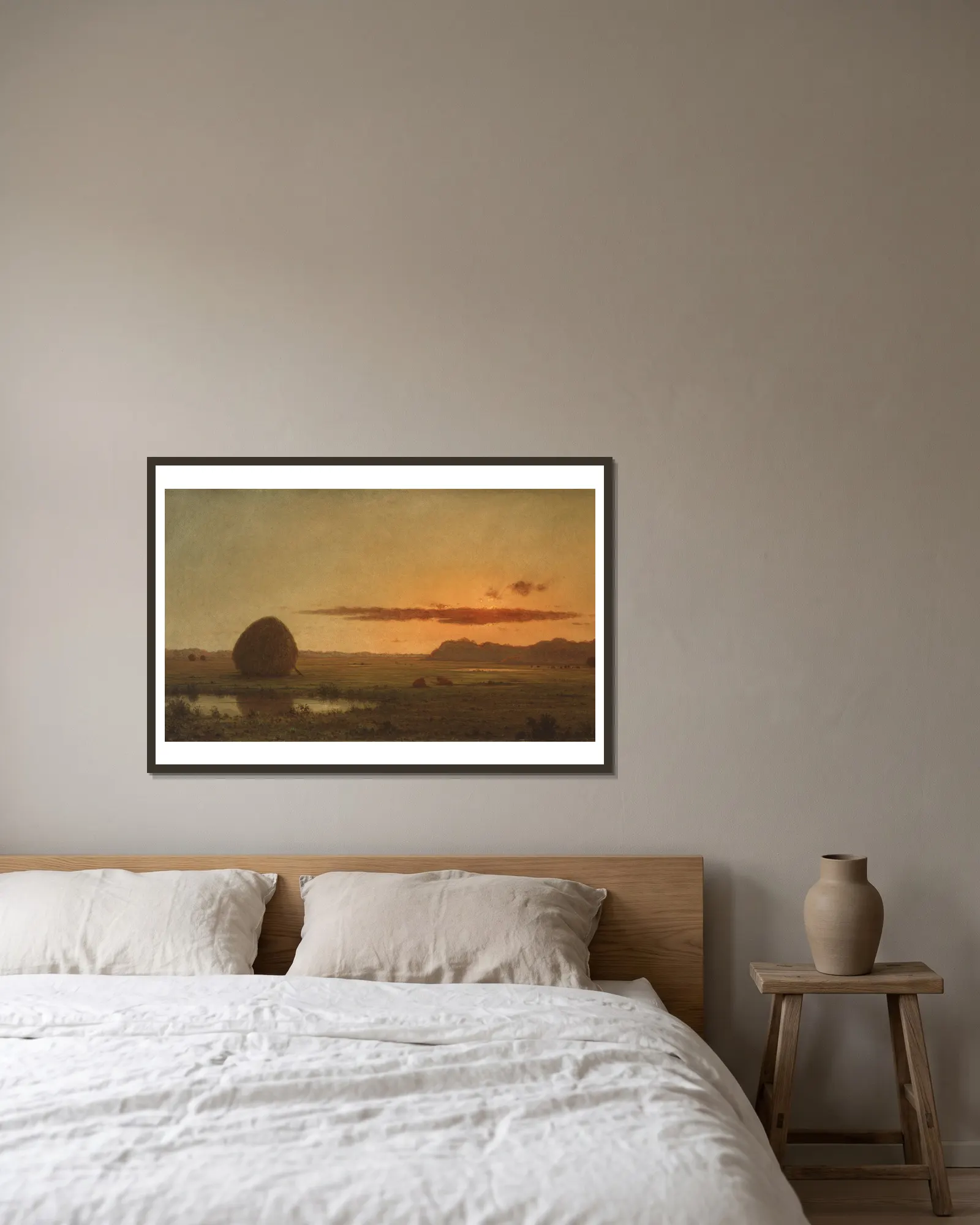 Sunset, Newburyport Meadows av Martin Johnson Heade inramad på en vägg