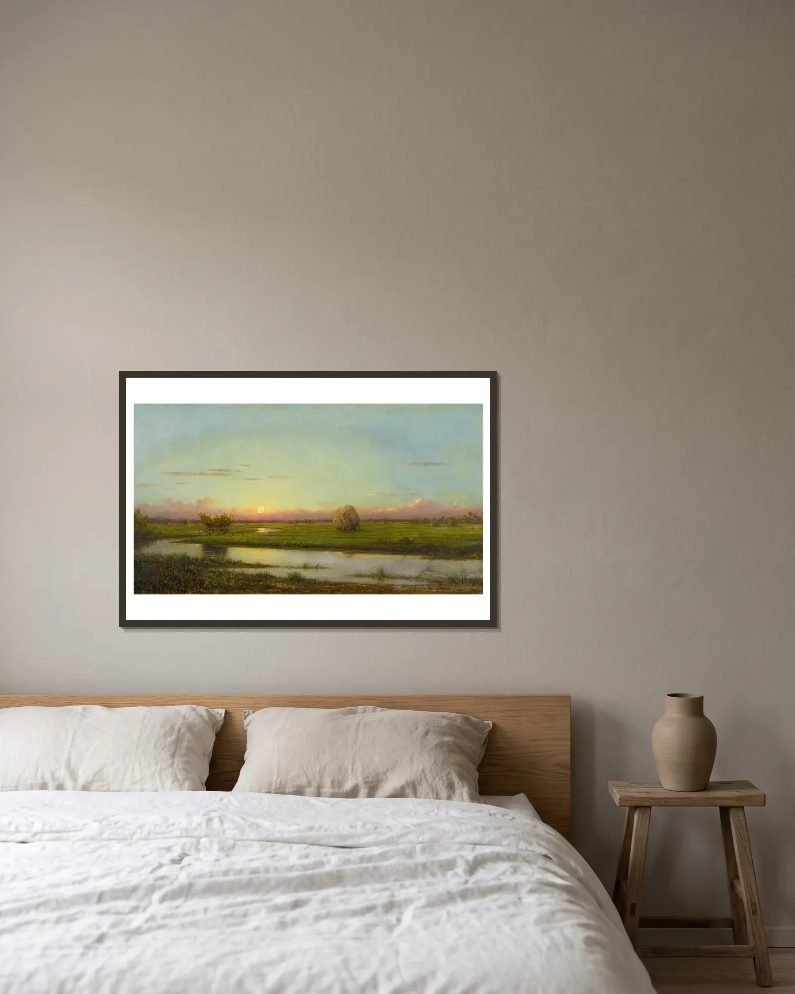 Sunset Over Newburyport Meadows av Martin Johnson Heade inramad på en vägg