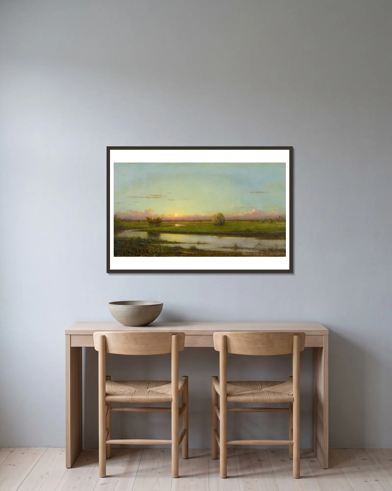 Sunset Over Newburyport Meadows av Martin Johnson Heade inramad på en vägg