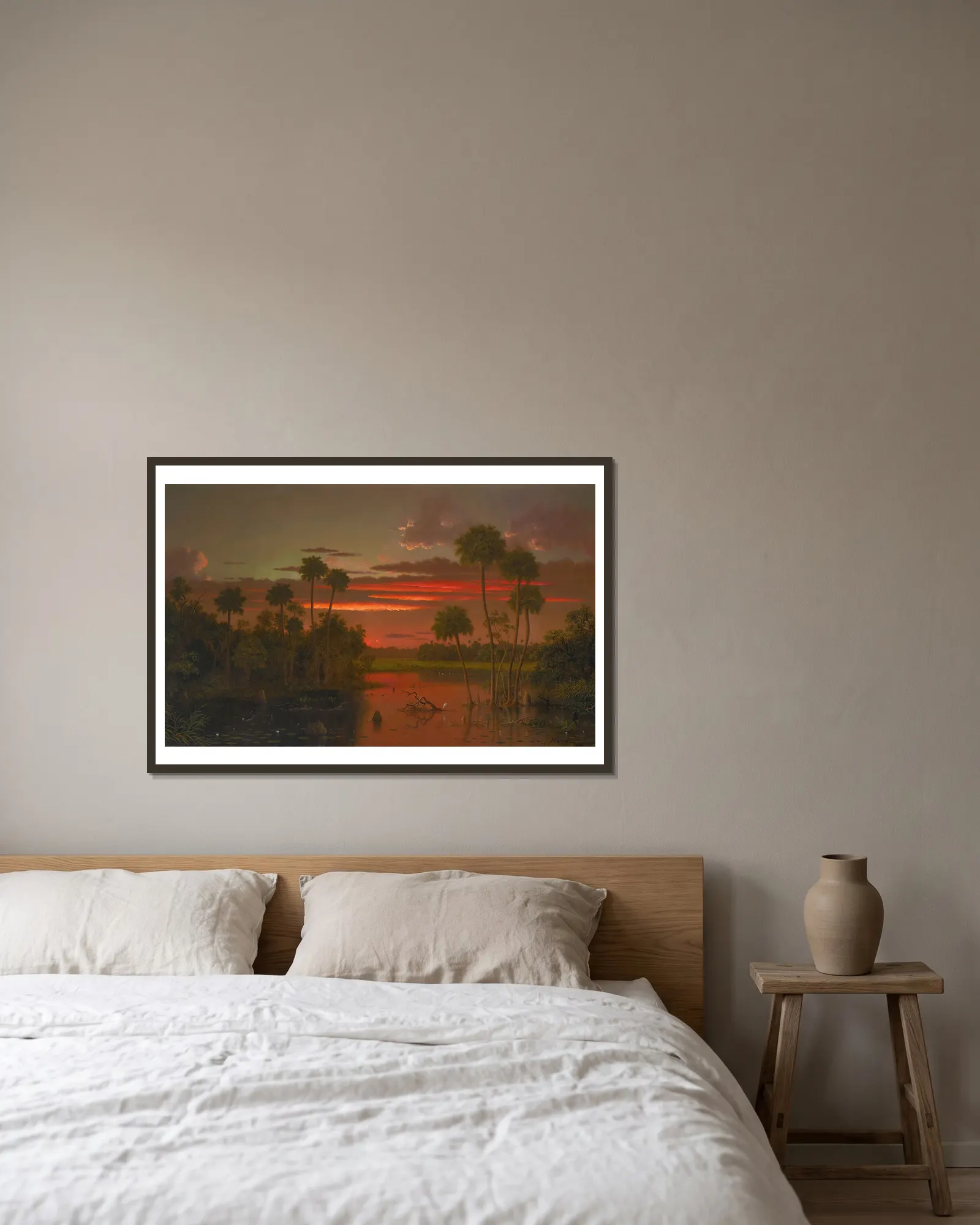 The Great Florida Sunset av Martin Johnson Heade inramad på en vägg