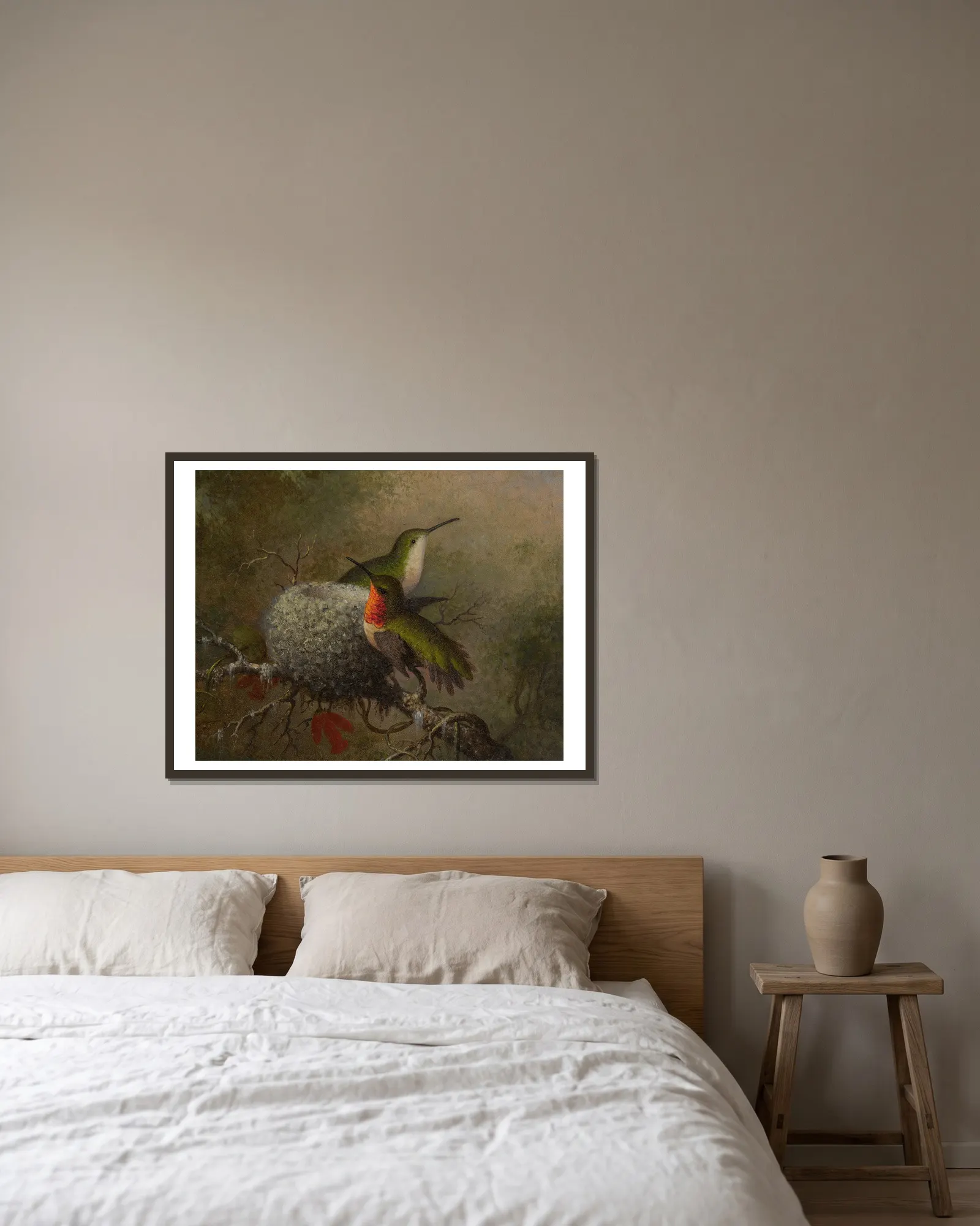 Two Ruby Throats By Their Nest av Martin Johnson Heade inramad på en vägg