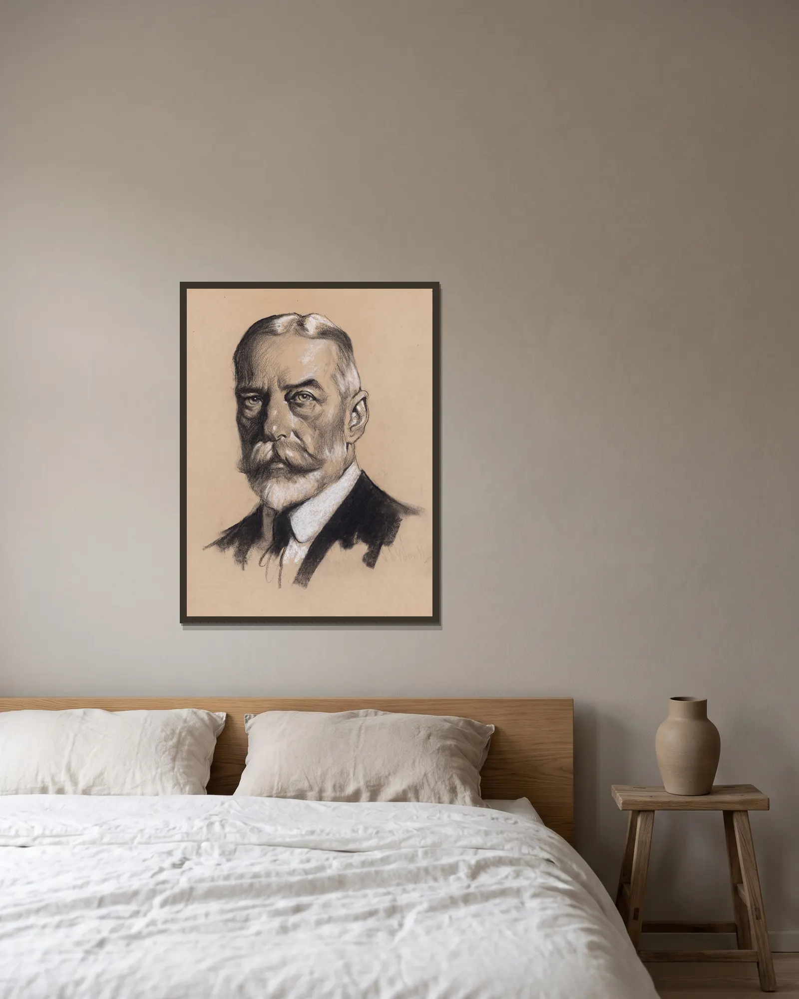 King George V av Samuel Johnson Woolf inramad på en vägg