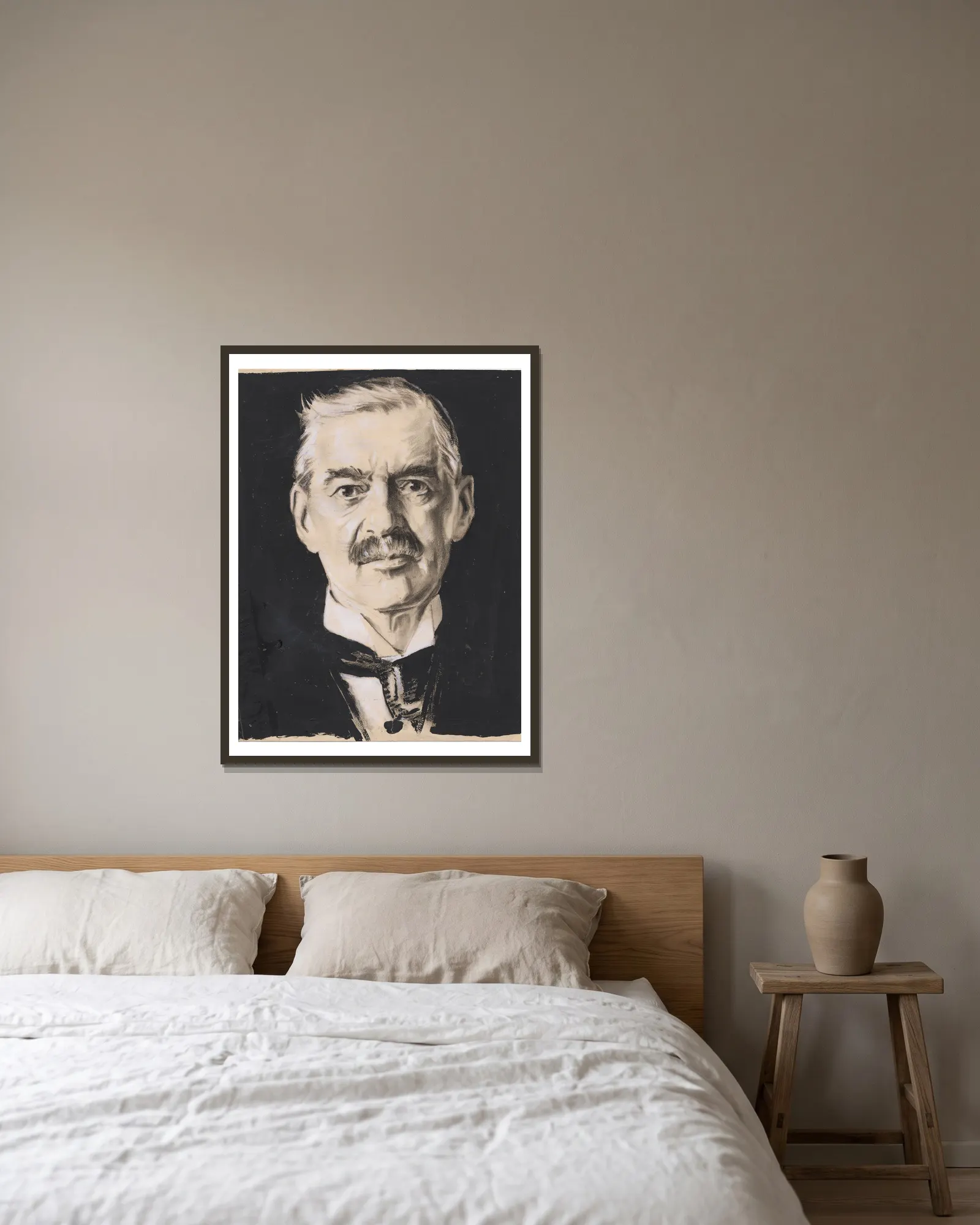 Neville Chamberlain av Samuel Johnson Woolf inramad på en vägg