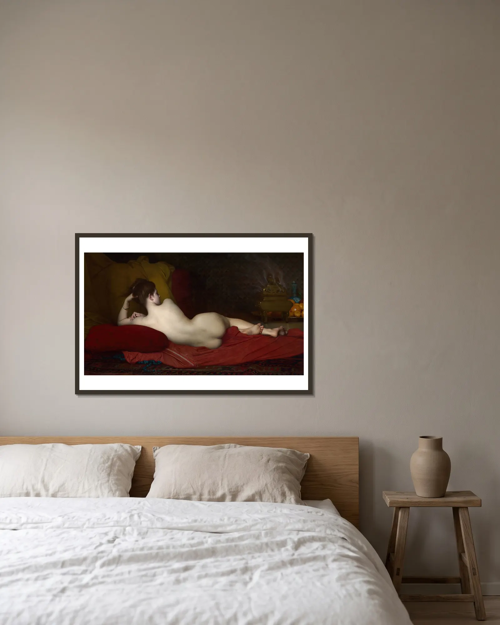 Odalisque av Jules Joseph Lefebvre inramad på en vägg