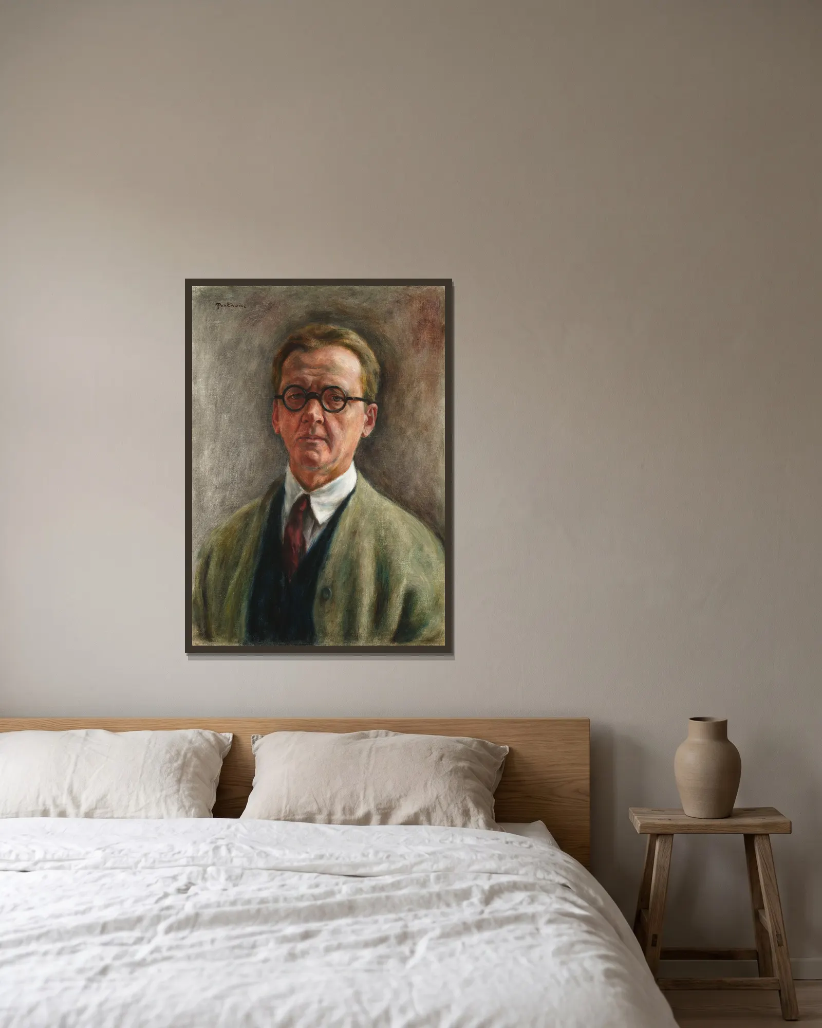 Self-portrait av Józef Pankiewicz inramad på en vägg