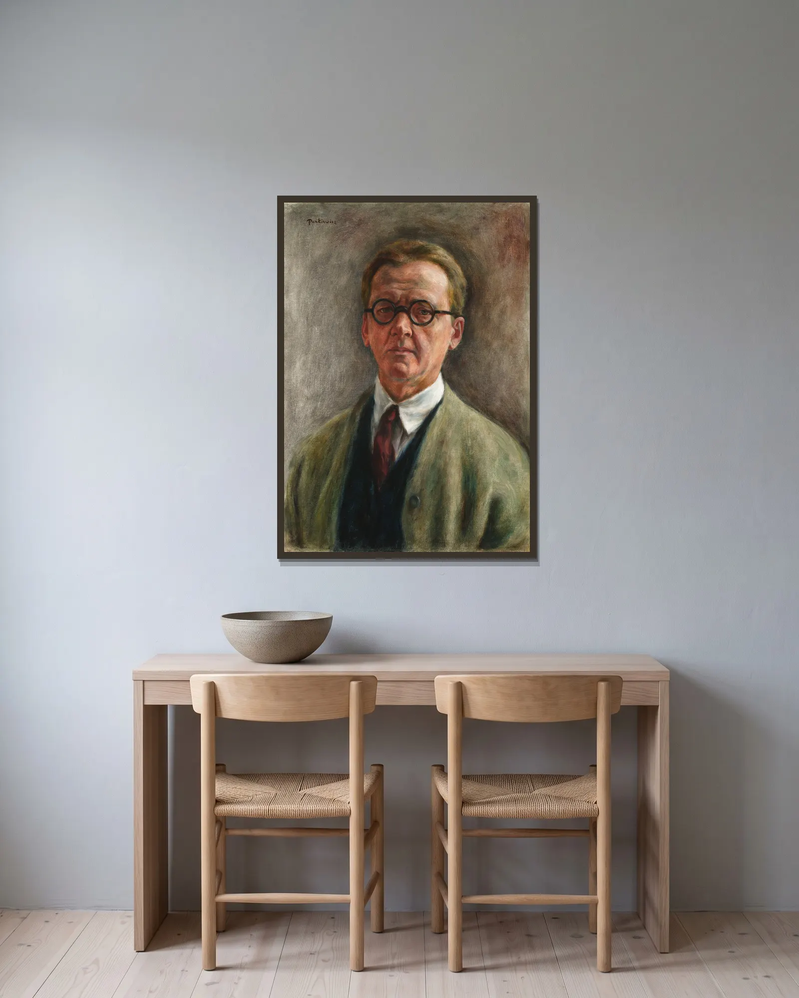 Self-portrait av Józef Pankiewicz inramad på en vägg
