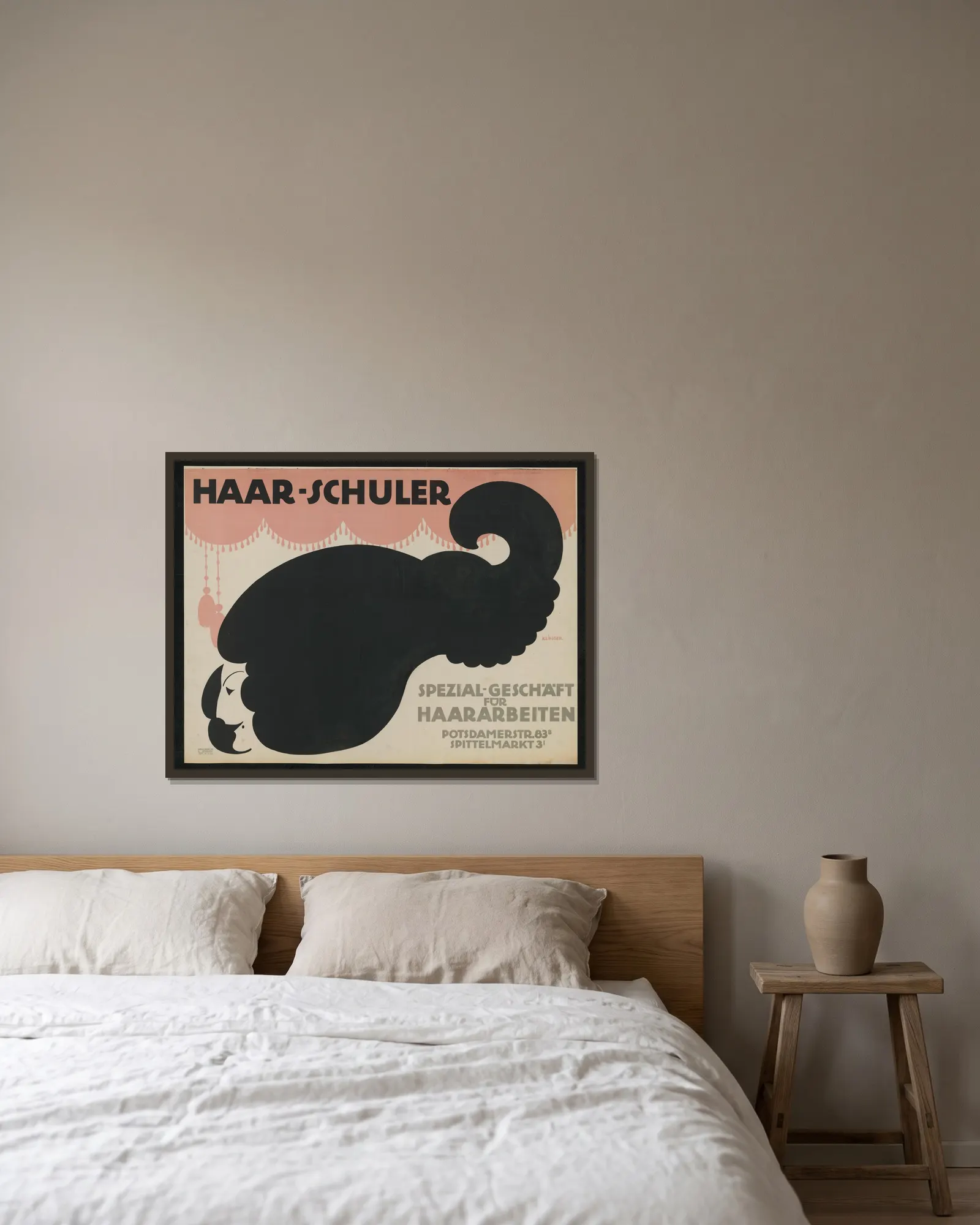 Haar-Schuler av Julius Klinger inramad på en vägg