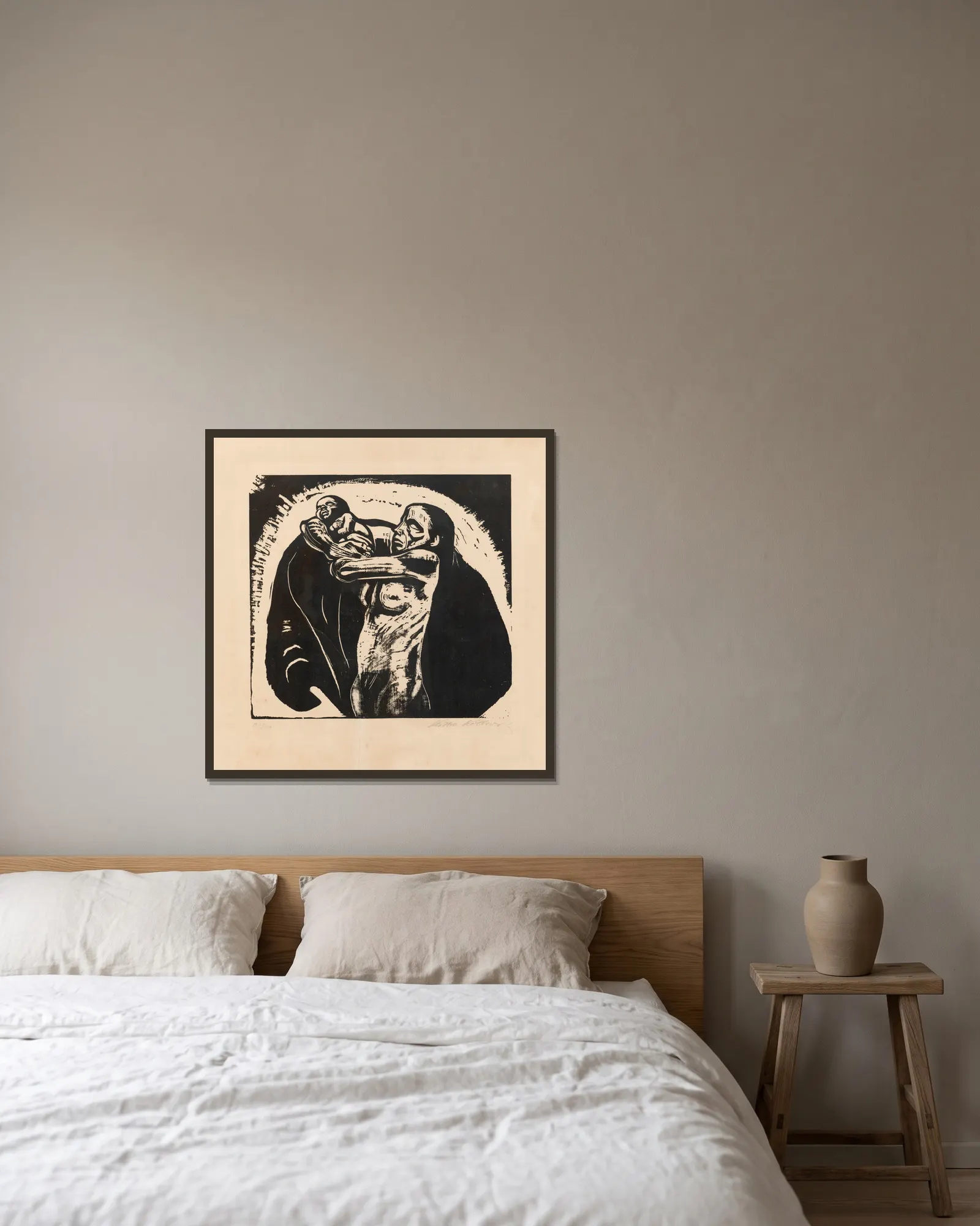 Das Opfer av Käthe Kollwitz inramad på en vägg