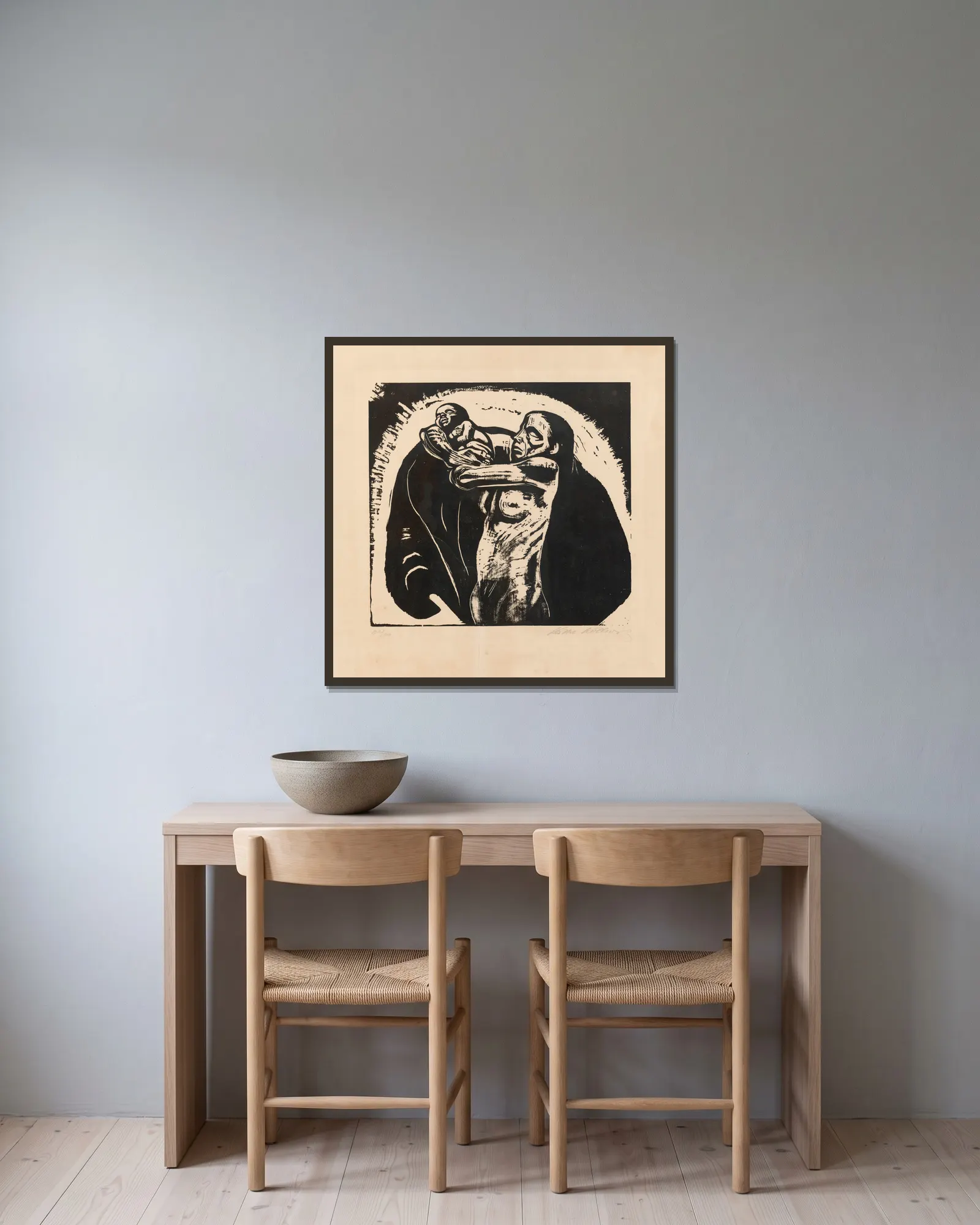 Das Opfer av Käthe Kollwitz inramad på en vägg