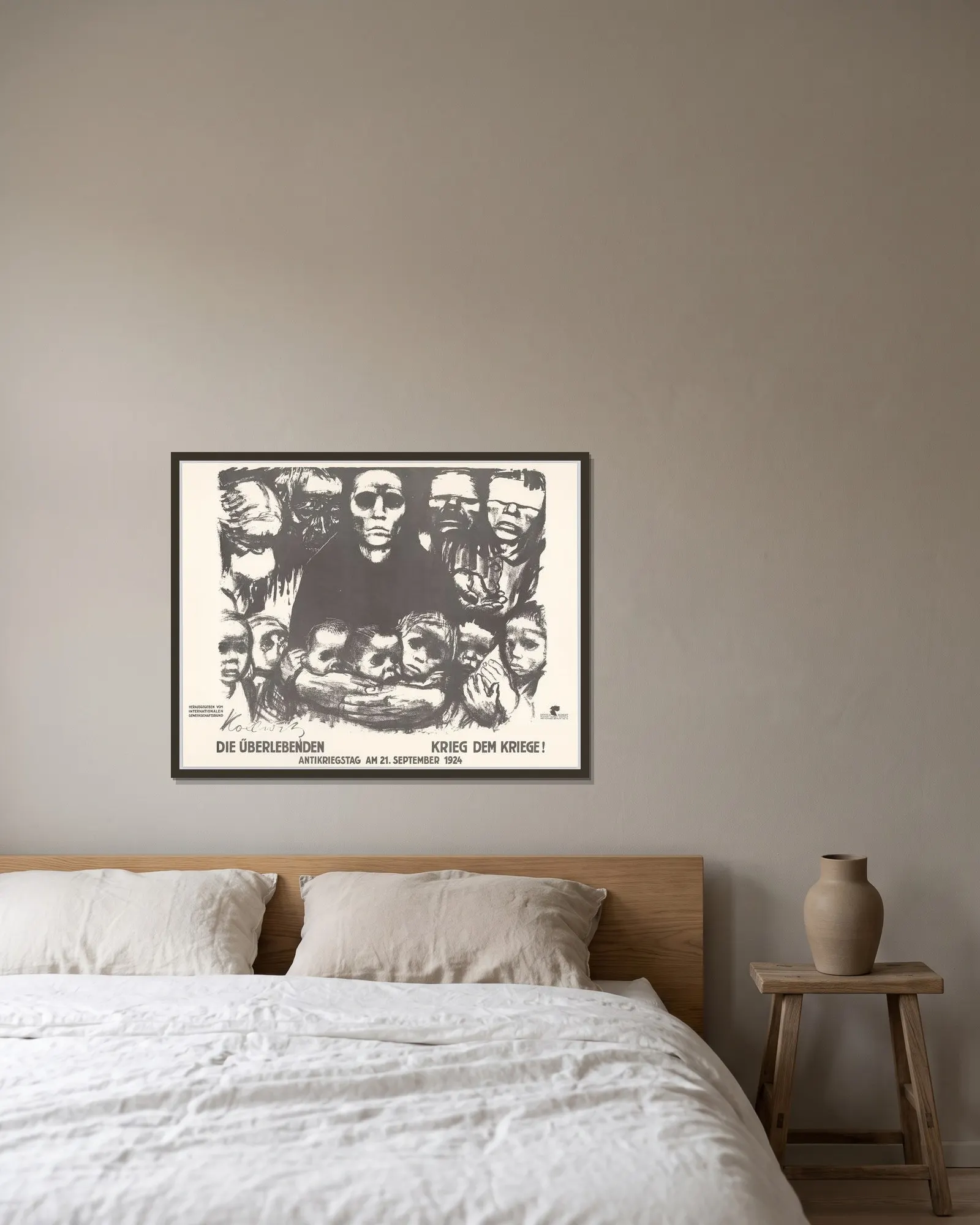Die Überlebenden av Käthe Kollwitz inramad på en vägg