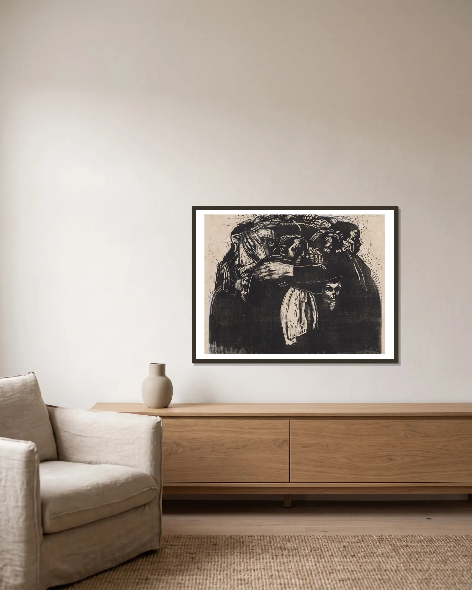 The mothers, 1921 av Käthe Kollwitz inramad på en vägg