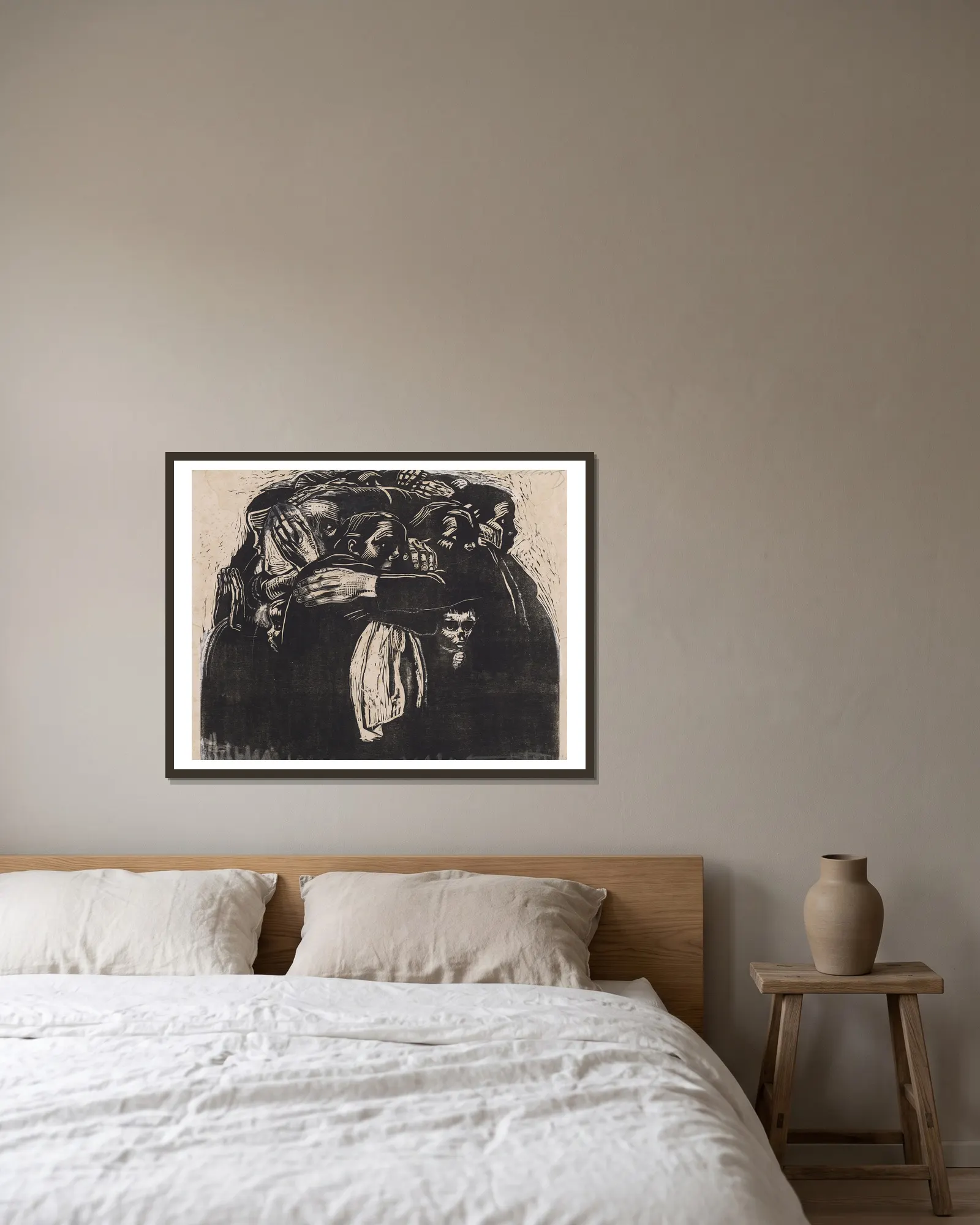 The mothers, 1921 av Käthe Kollwitz inramad på en vägg