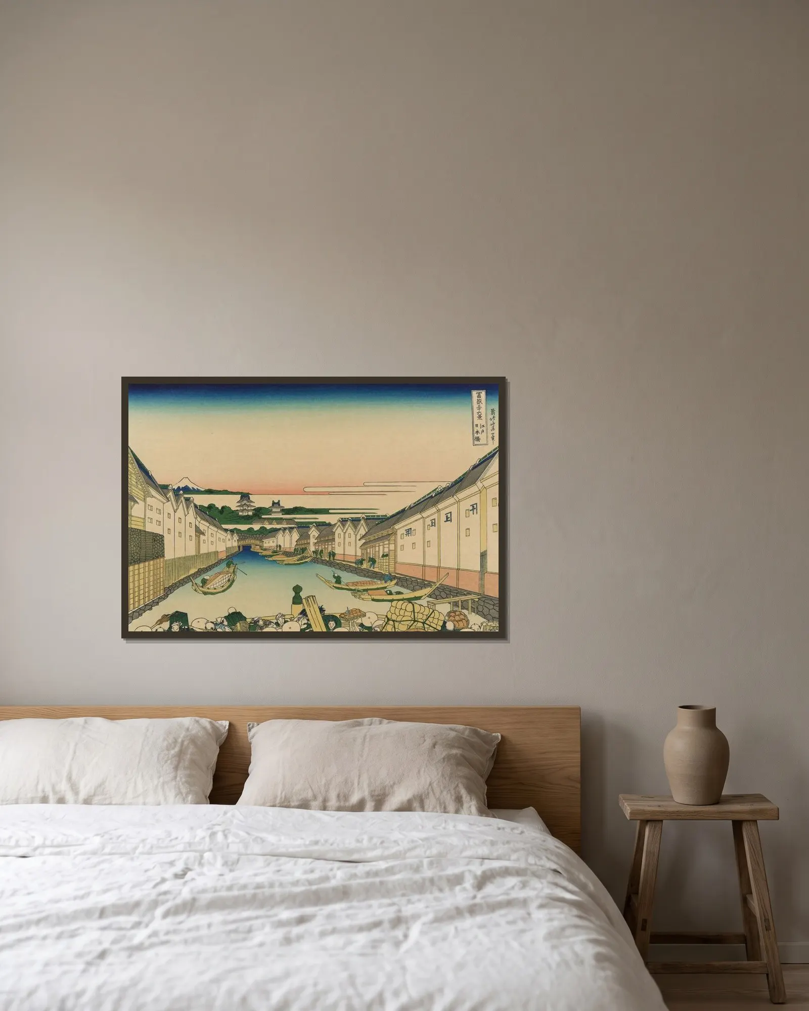 Edo nihonbashi av Katsushika Hokusai inramad på en vägg