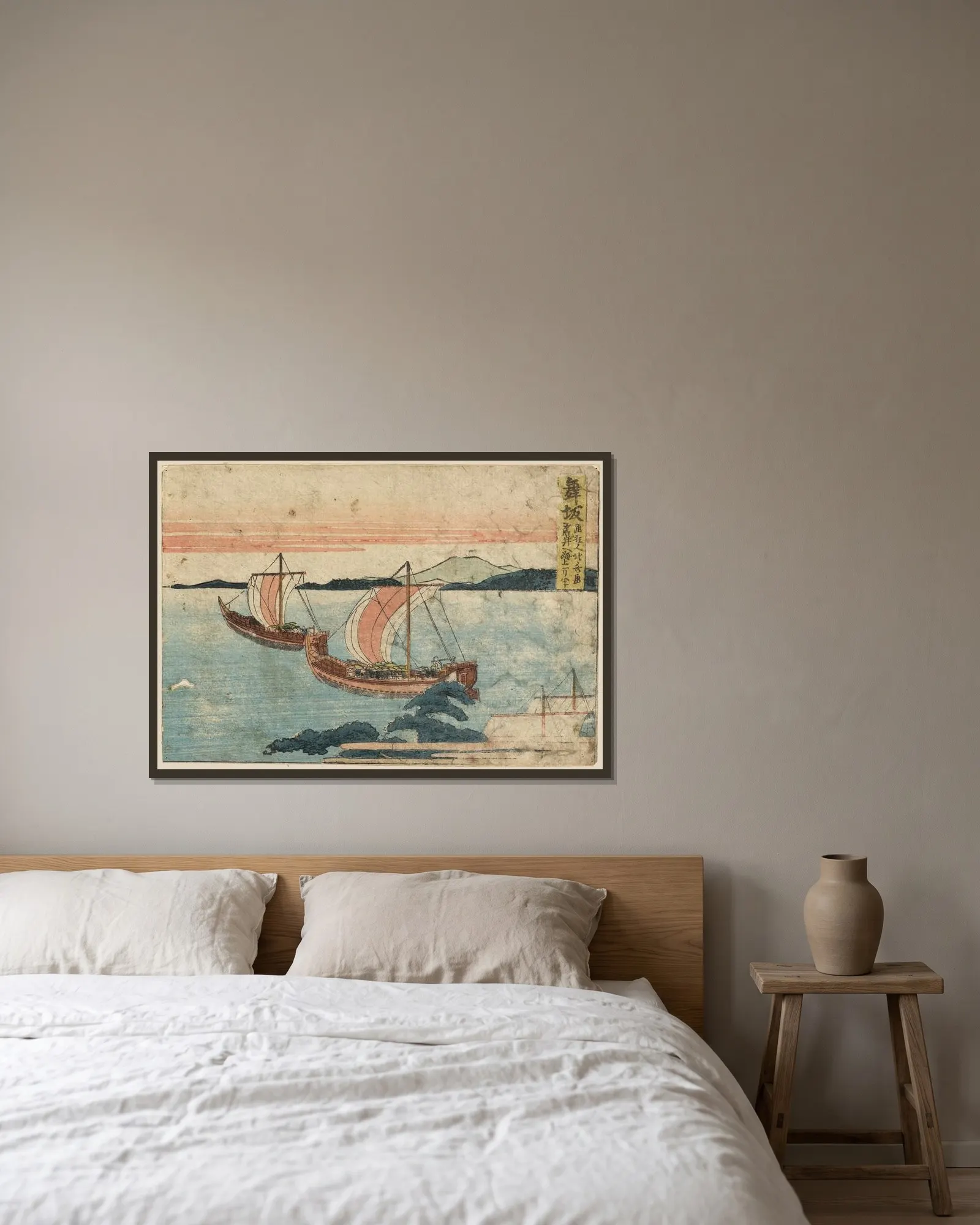 Maisaka av Katsushika Hokusai inramad på en vägg