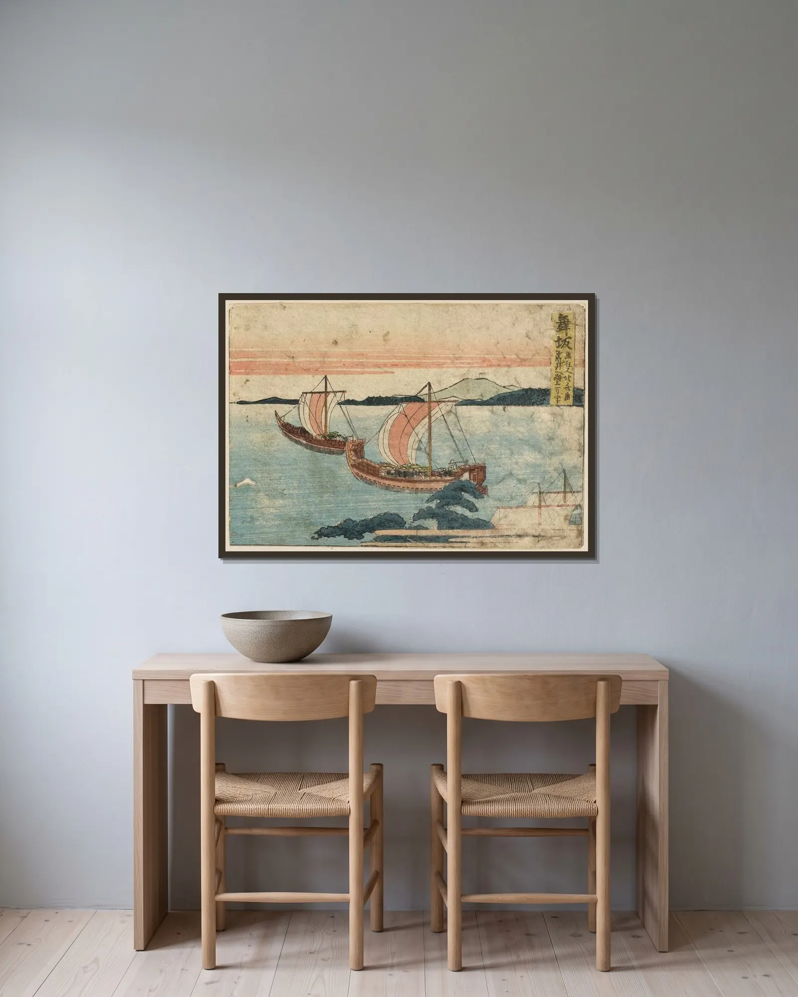 Maisaka av Katsushika Hokusai inramad på en vägg